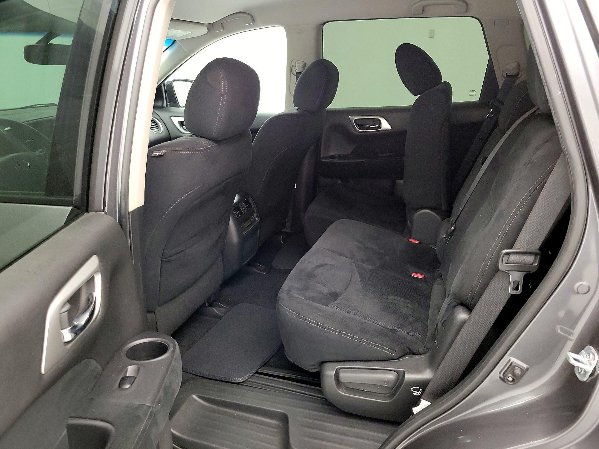 Thumbnail: 2016 Nissan Pathfinder - 17