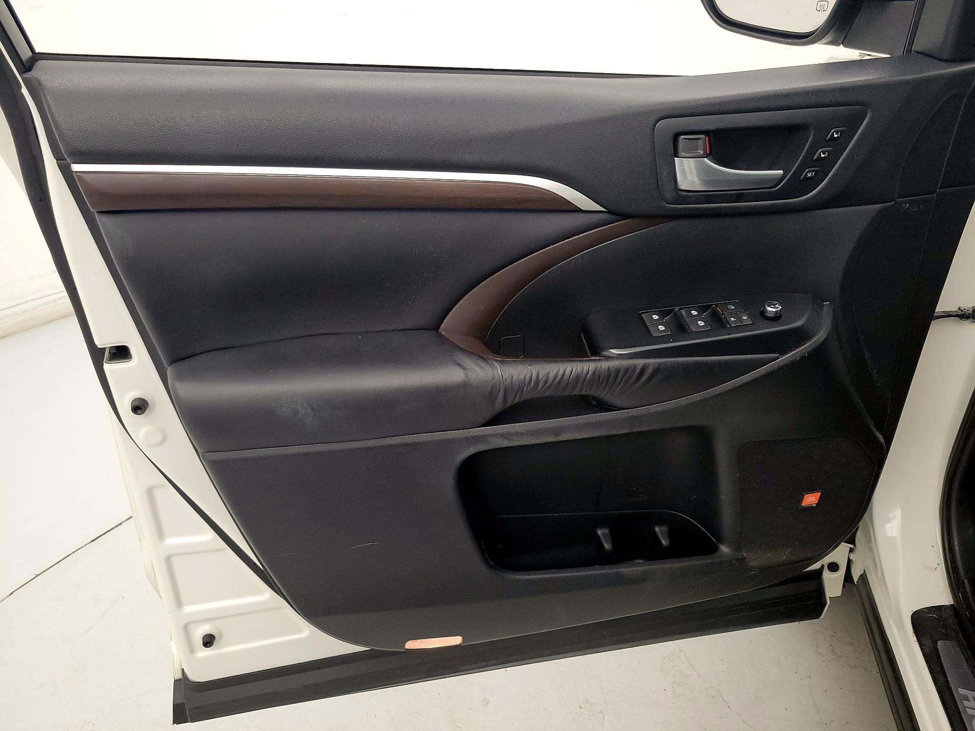 Thumbnail: 2015 Toyota Highlander - 12