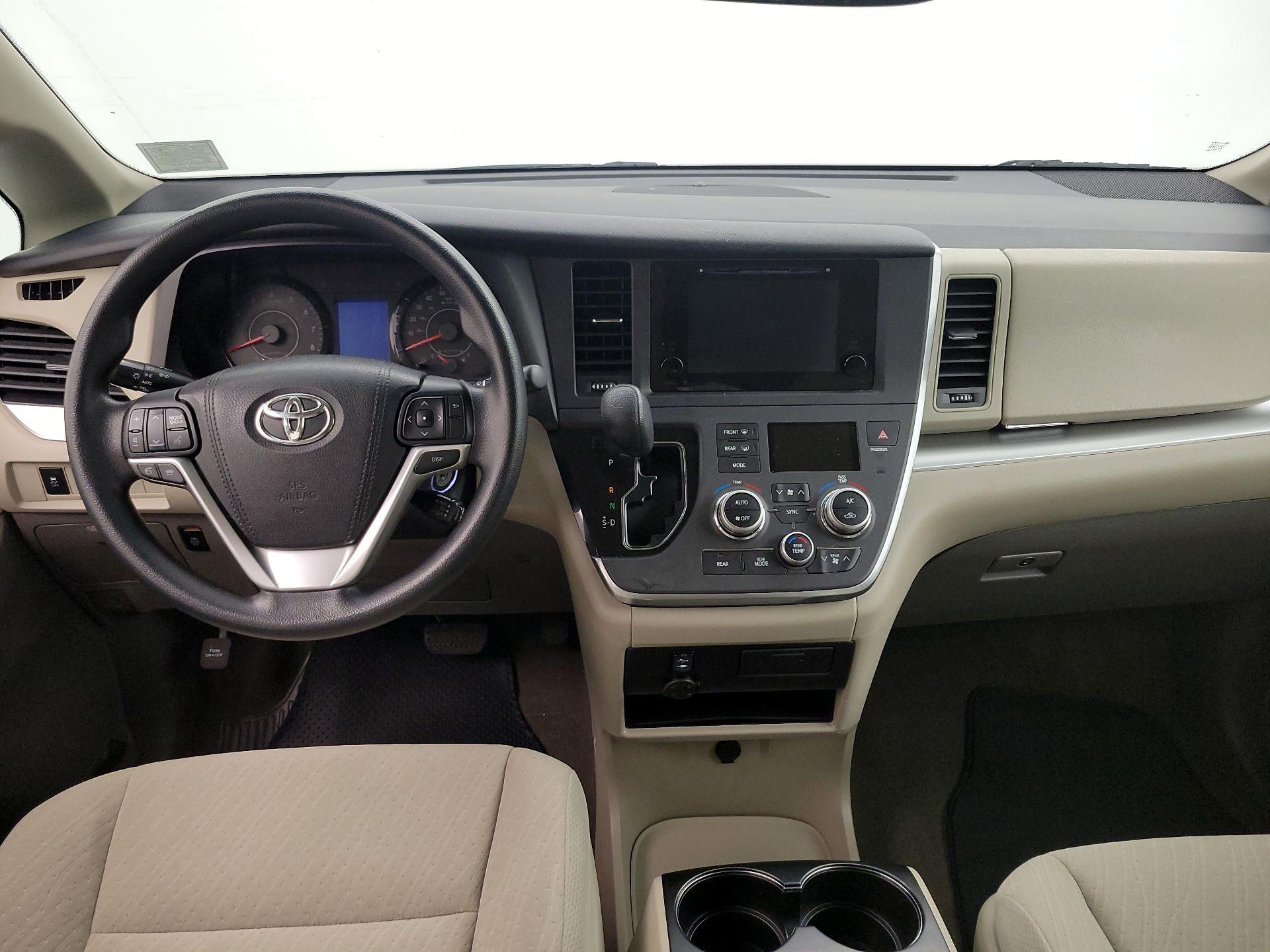 Thumbnail: 2017 Toyota Sienna - 9