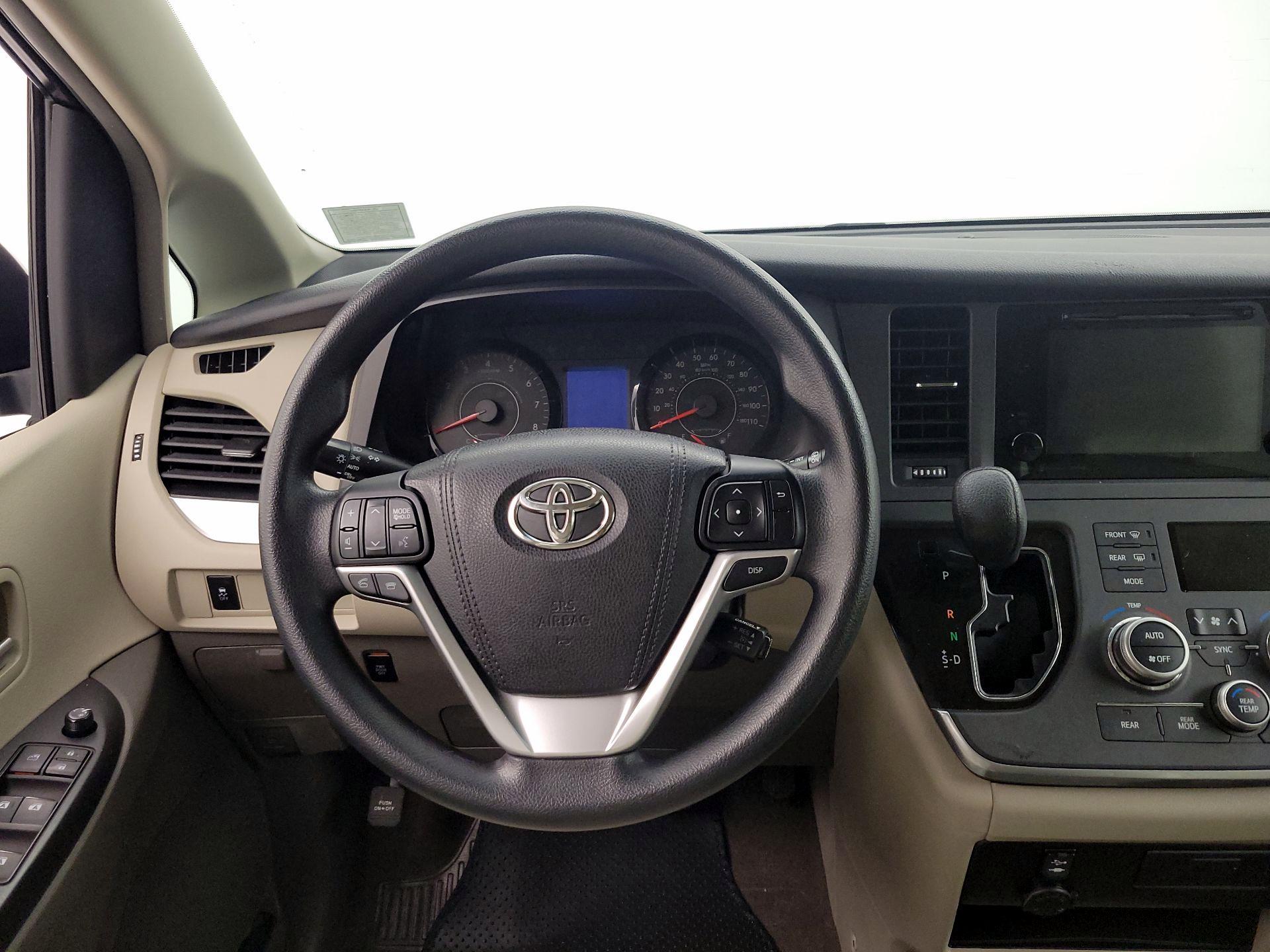 Thumbnail: 2017 Toyota Sienna - 10