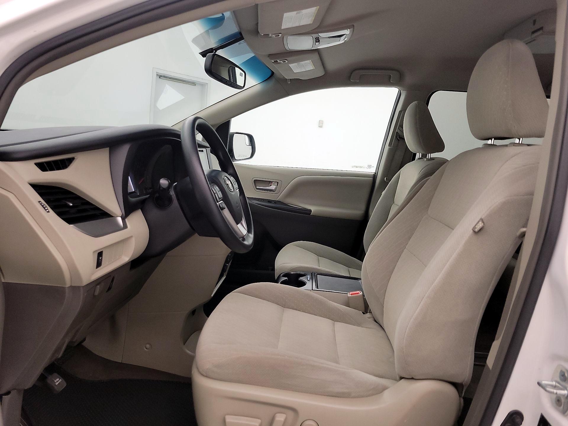 Thumbnail: 2017 Toyota Sienna - 11