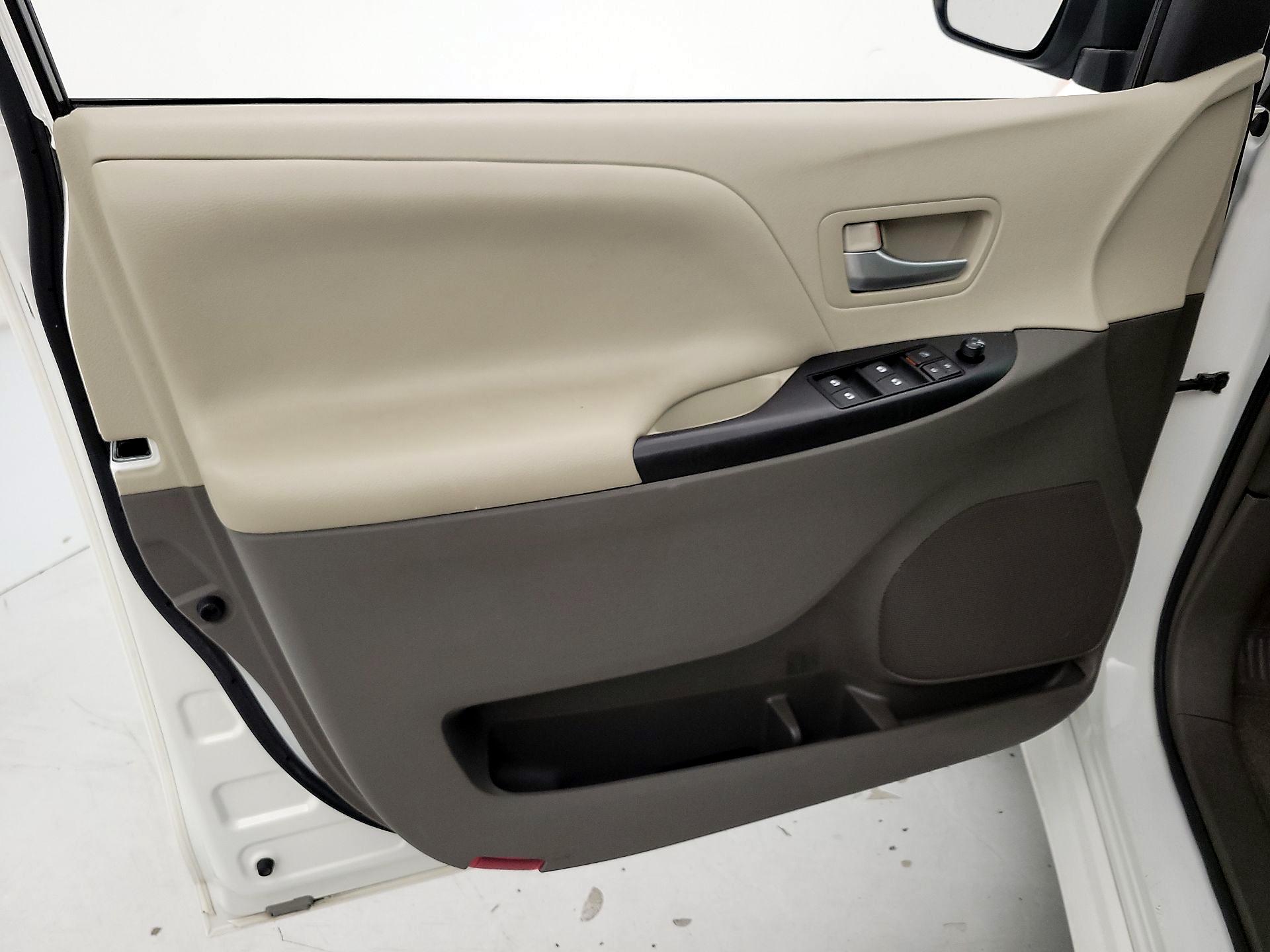 Thumbnail: 2017 Toyota Sienna - 12