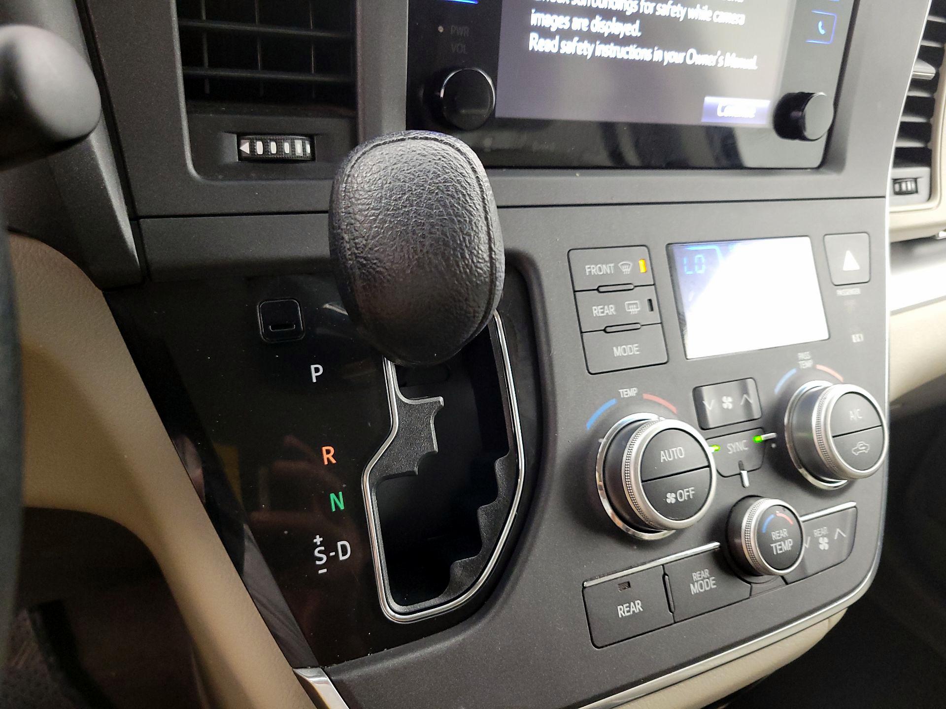 Thumbnail: 2017 Toyota Sienna - 17