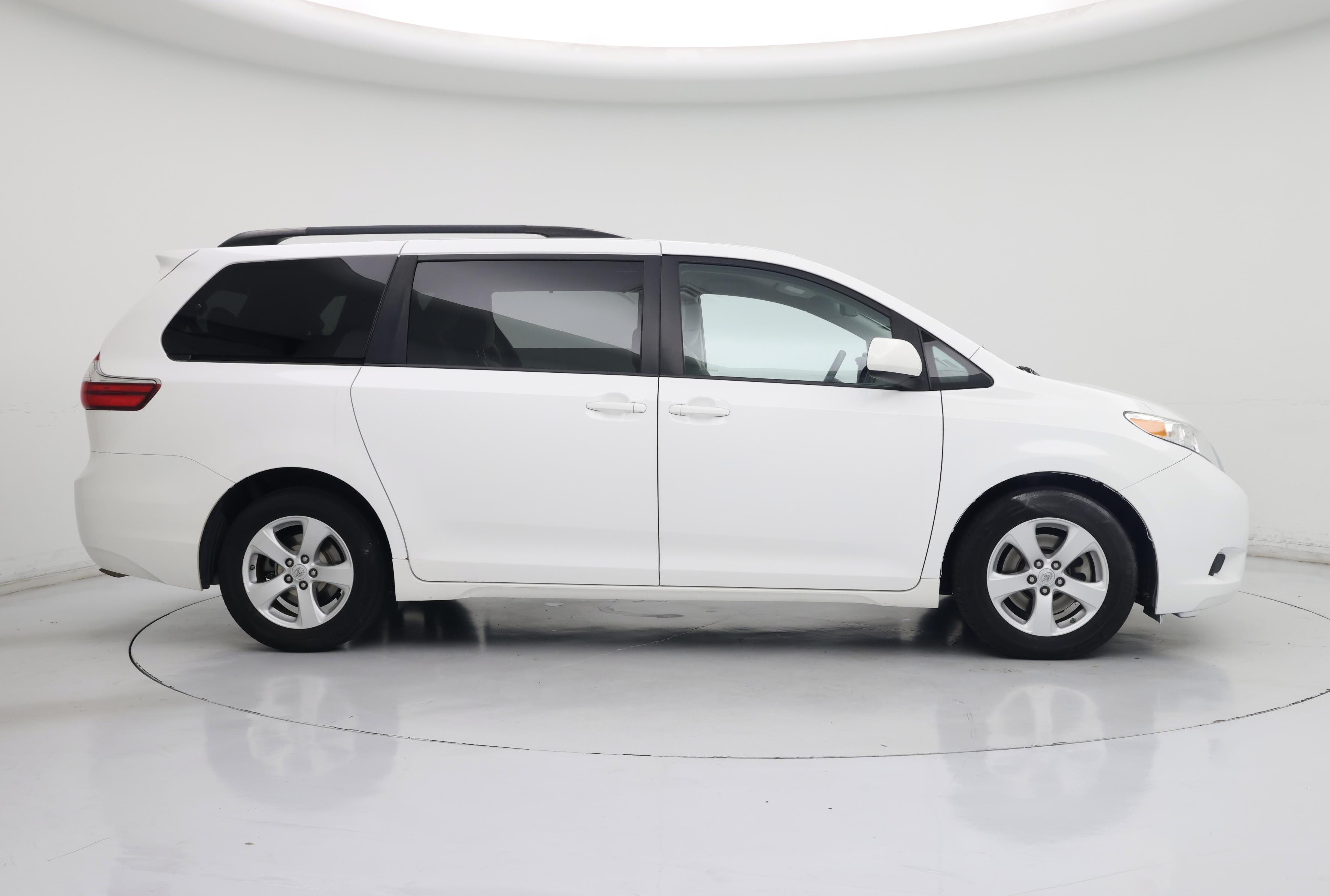 Thumbnail: 2017 Toyota Sienna - 7