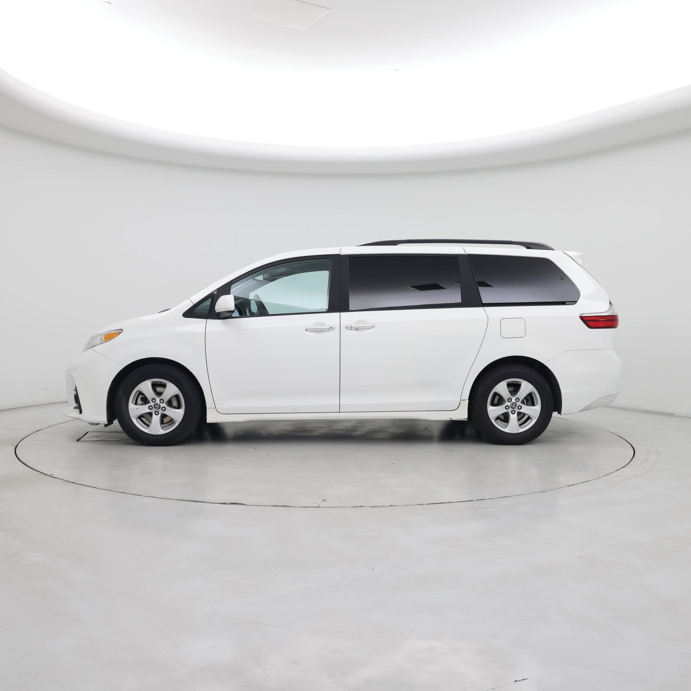 Thumbnail: 2019 Toyota Sienna - 3