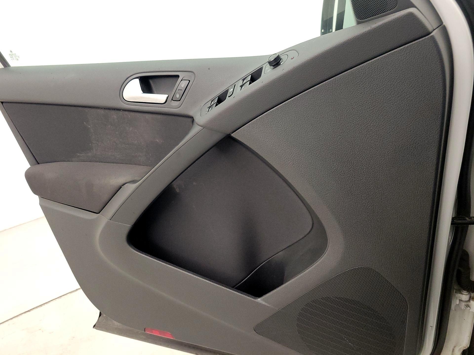 Thumbnail: 2017 Volkswagen Tiguan - 12