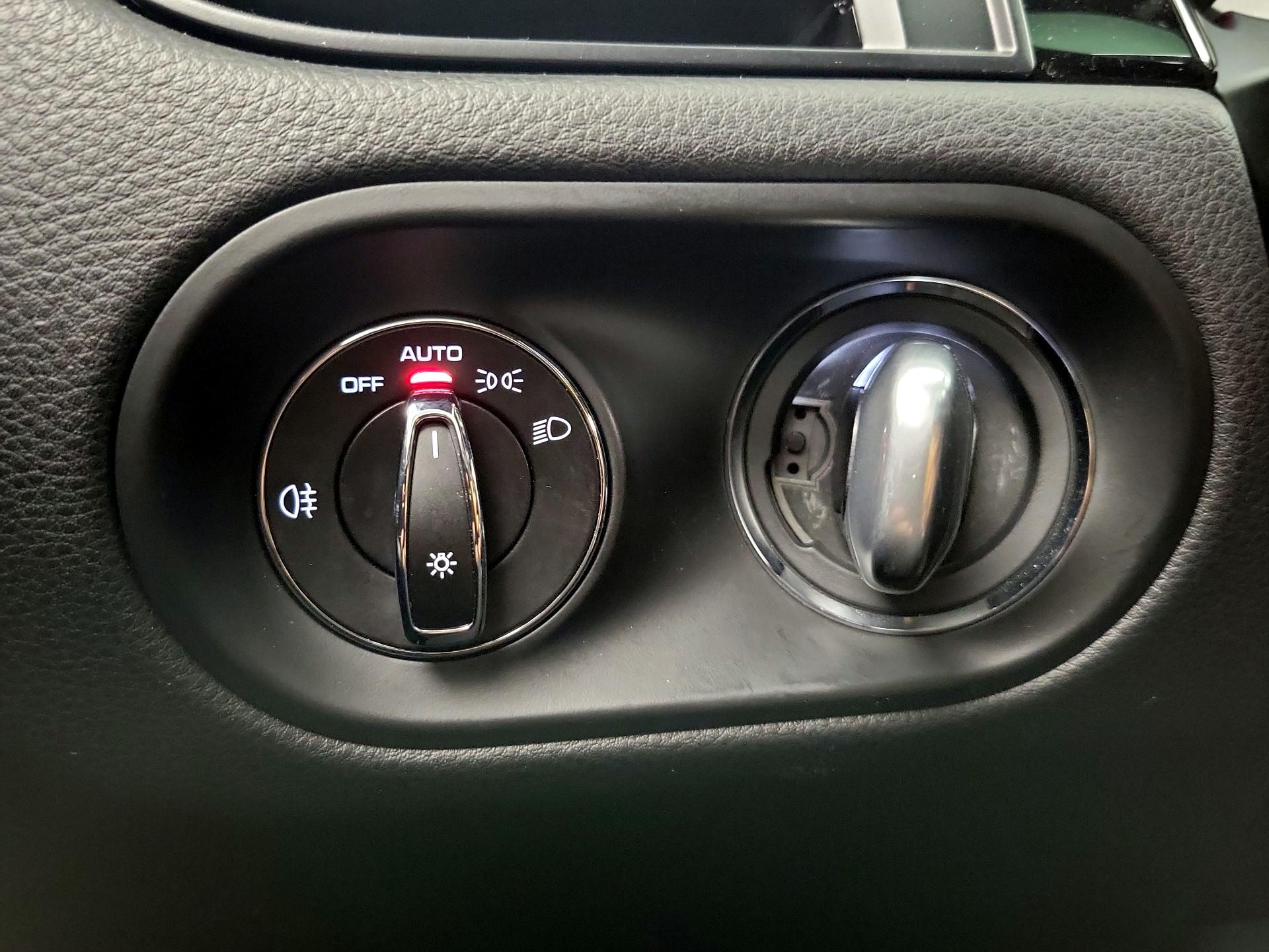 Thumbnail: 2020 Porsche Macan - 13