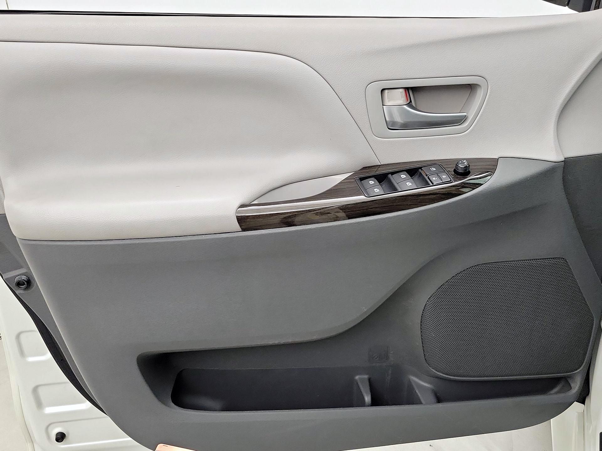 Thumbnail: 2015 Toyota Sienna - 12