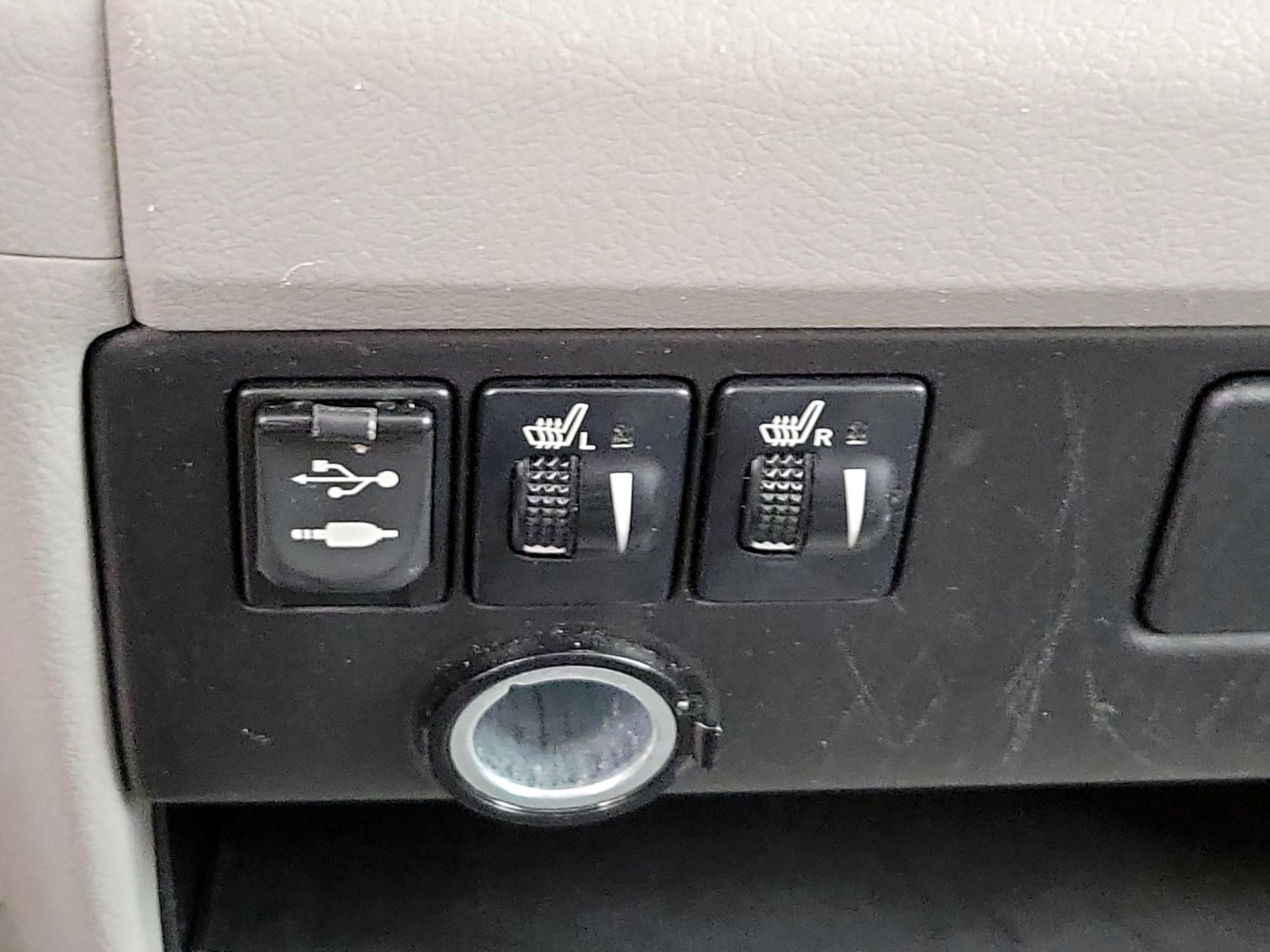 Thumbnail: 2015 Toyota Sienna - 19