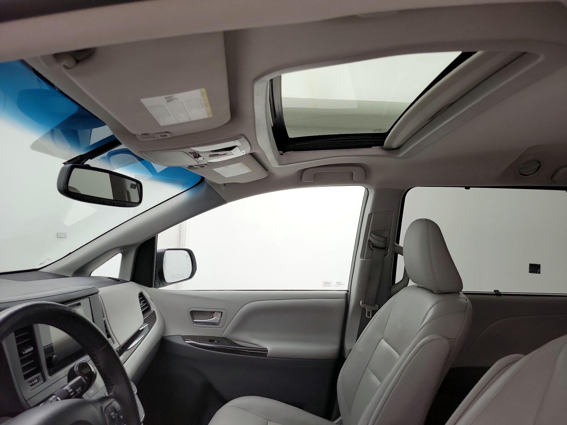 Thumbnail: 2015 Toyota Sienna - 20