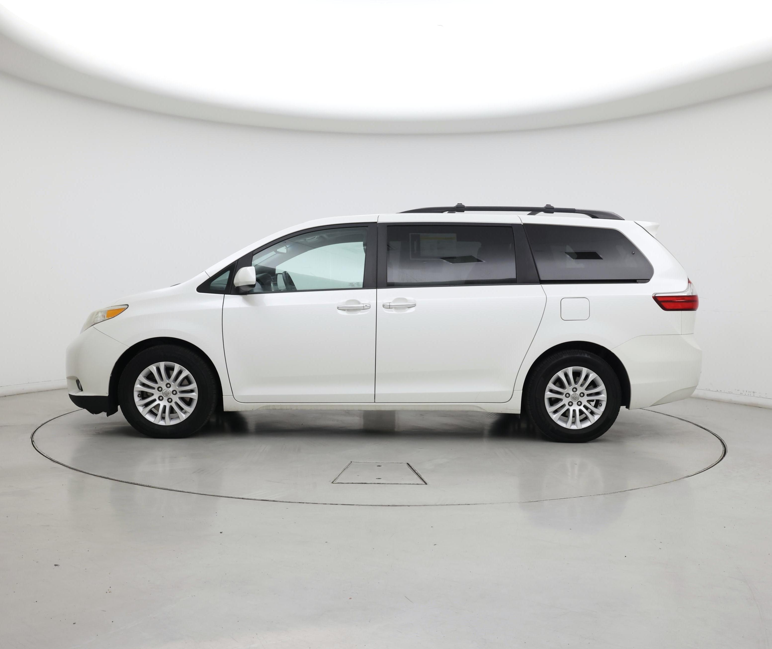 Thumbnail: 2015 Toyota Sienna - 3