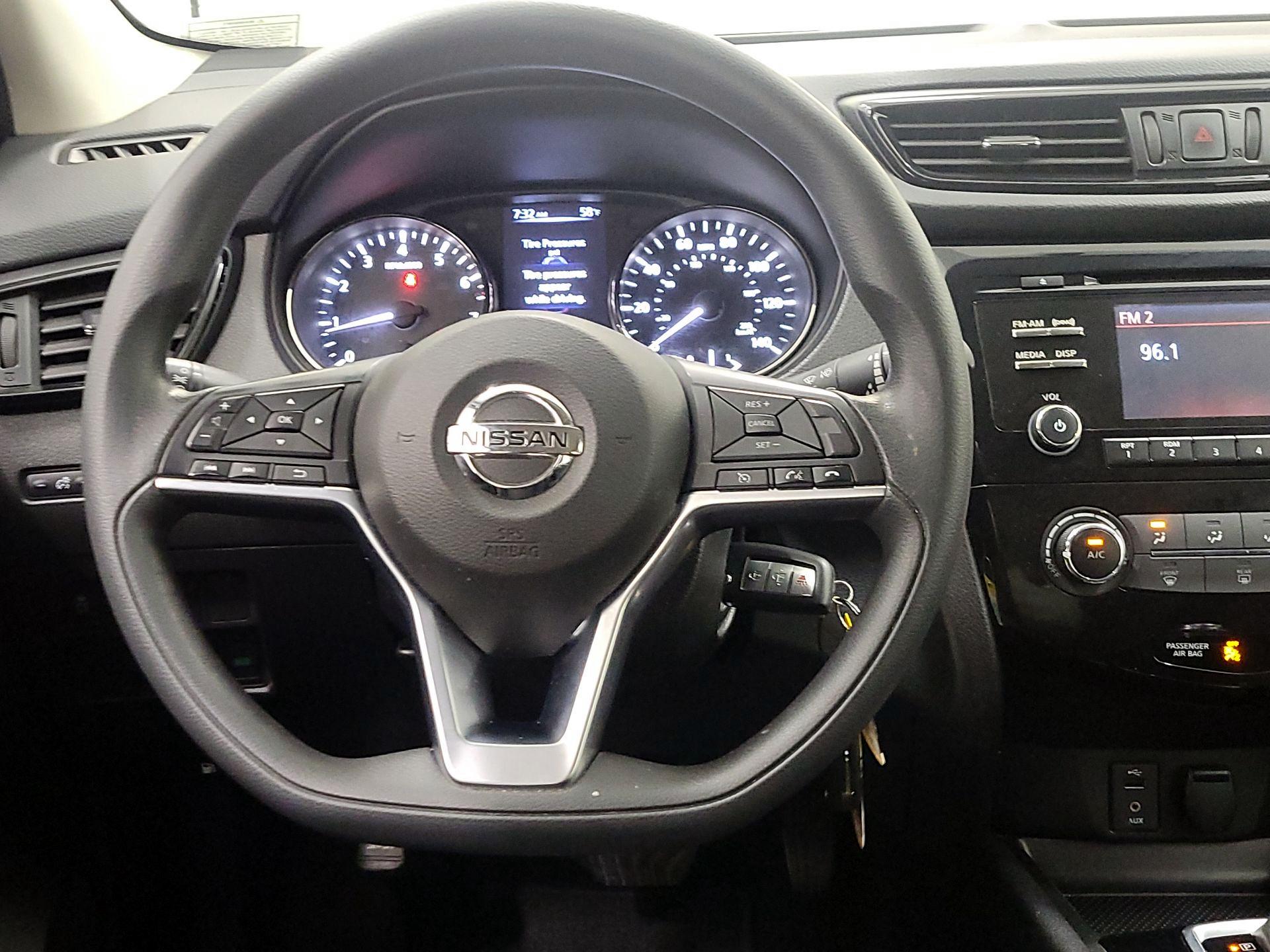 Thumbnail: 2017 Nissan Rogue Sport - 10