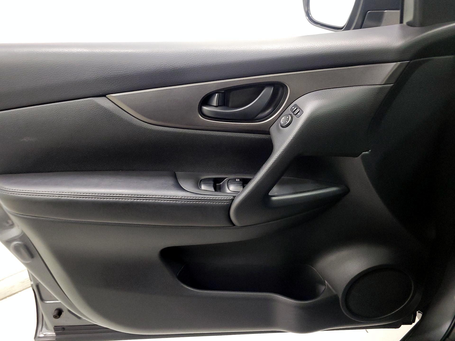 Thumbnail: 2017 Nissan Rogue Sport - 12