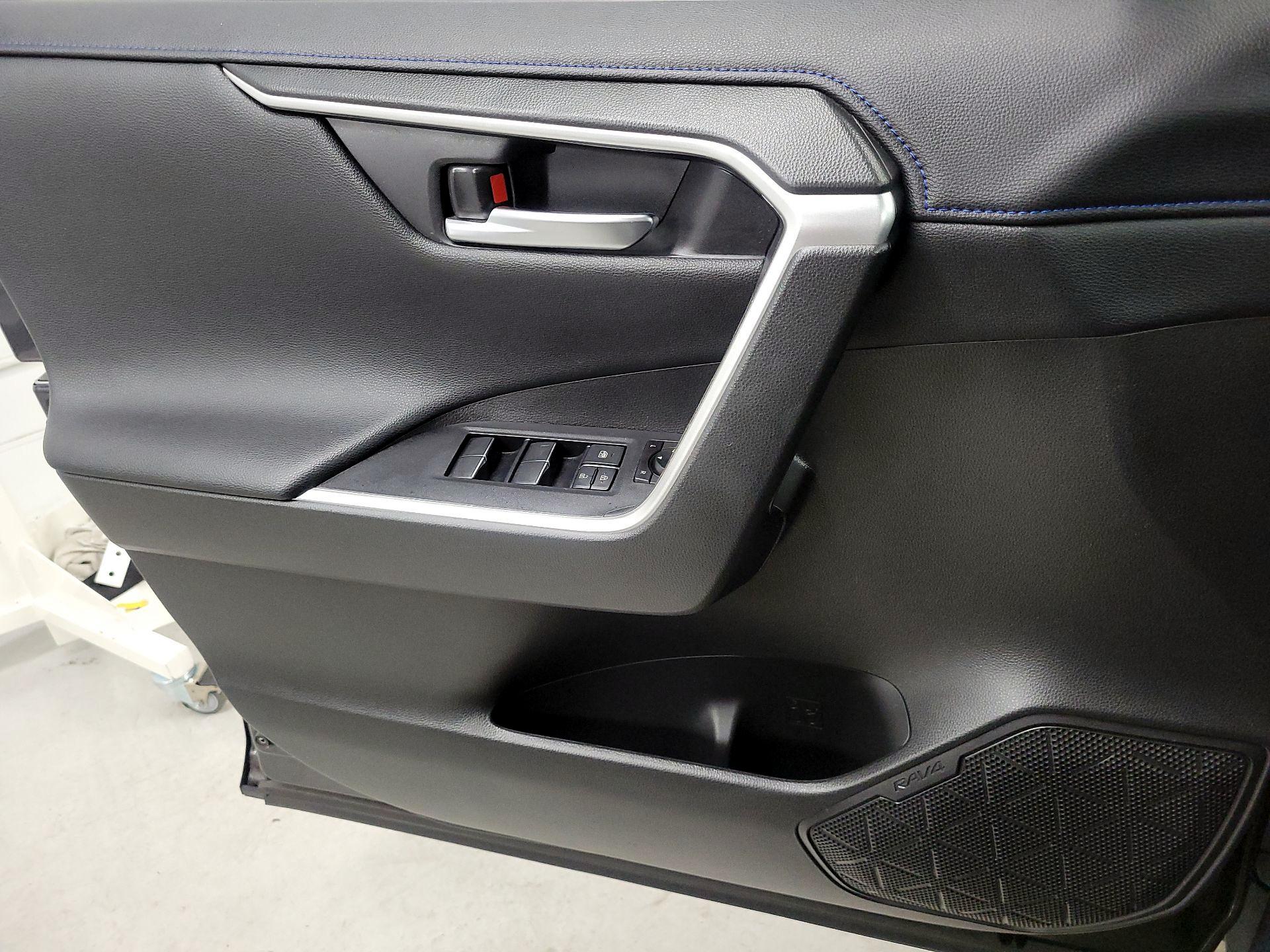 Thumbnail: 2020 Toyota RAV4 - 12