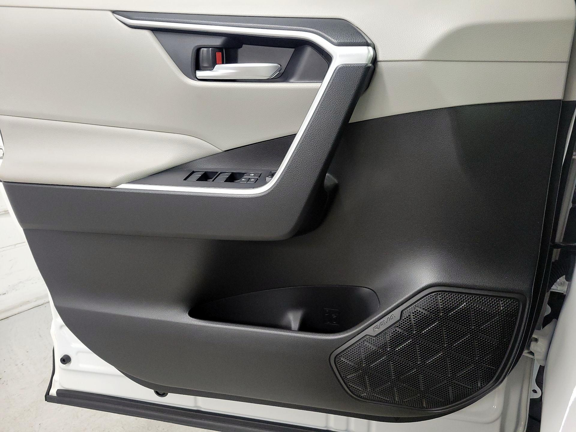 Thumbnail: 2020 Toyota RAV4 - 12