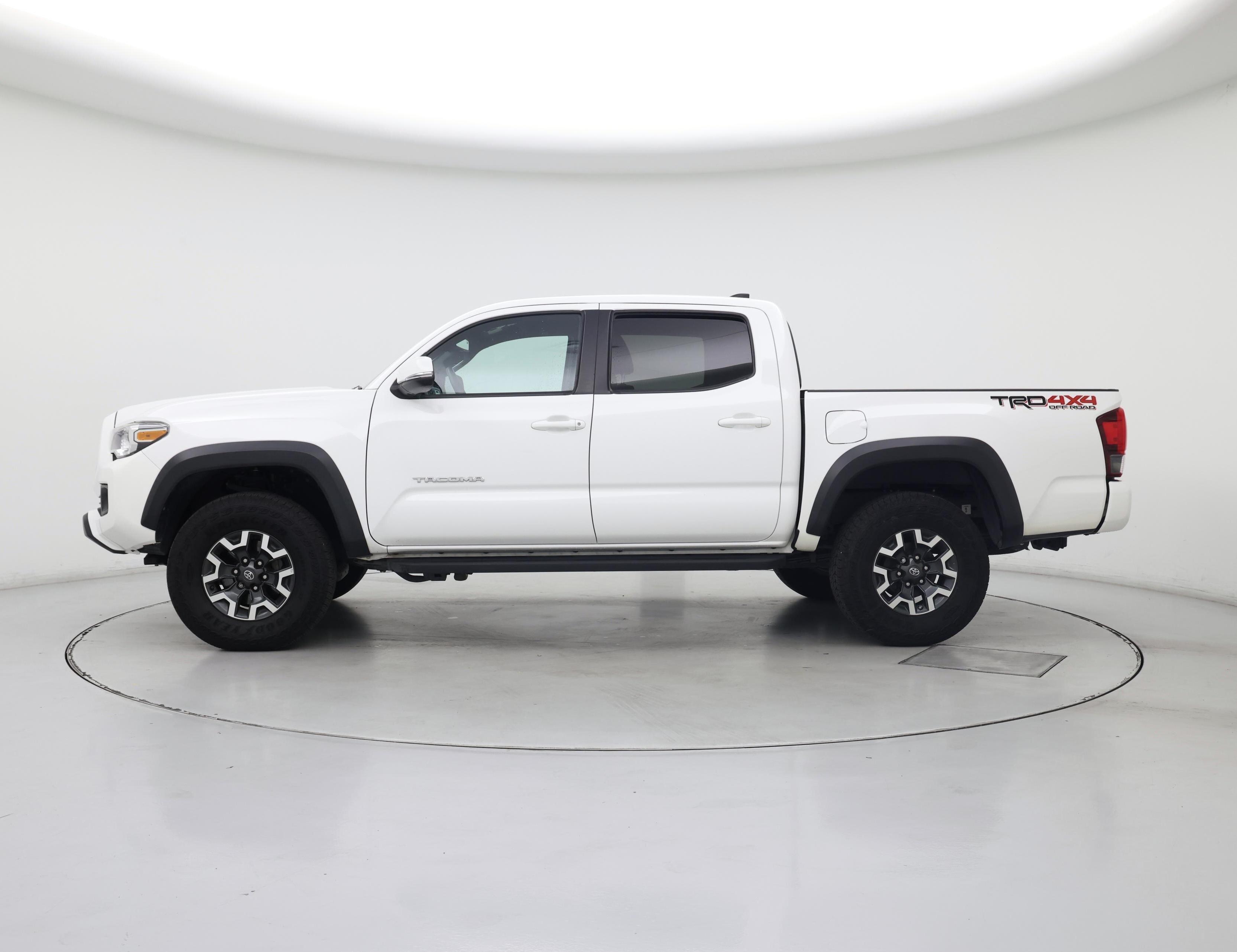 Thumbnail: 2018 Toyota Tacoma - 3