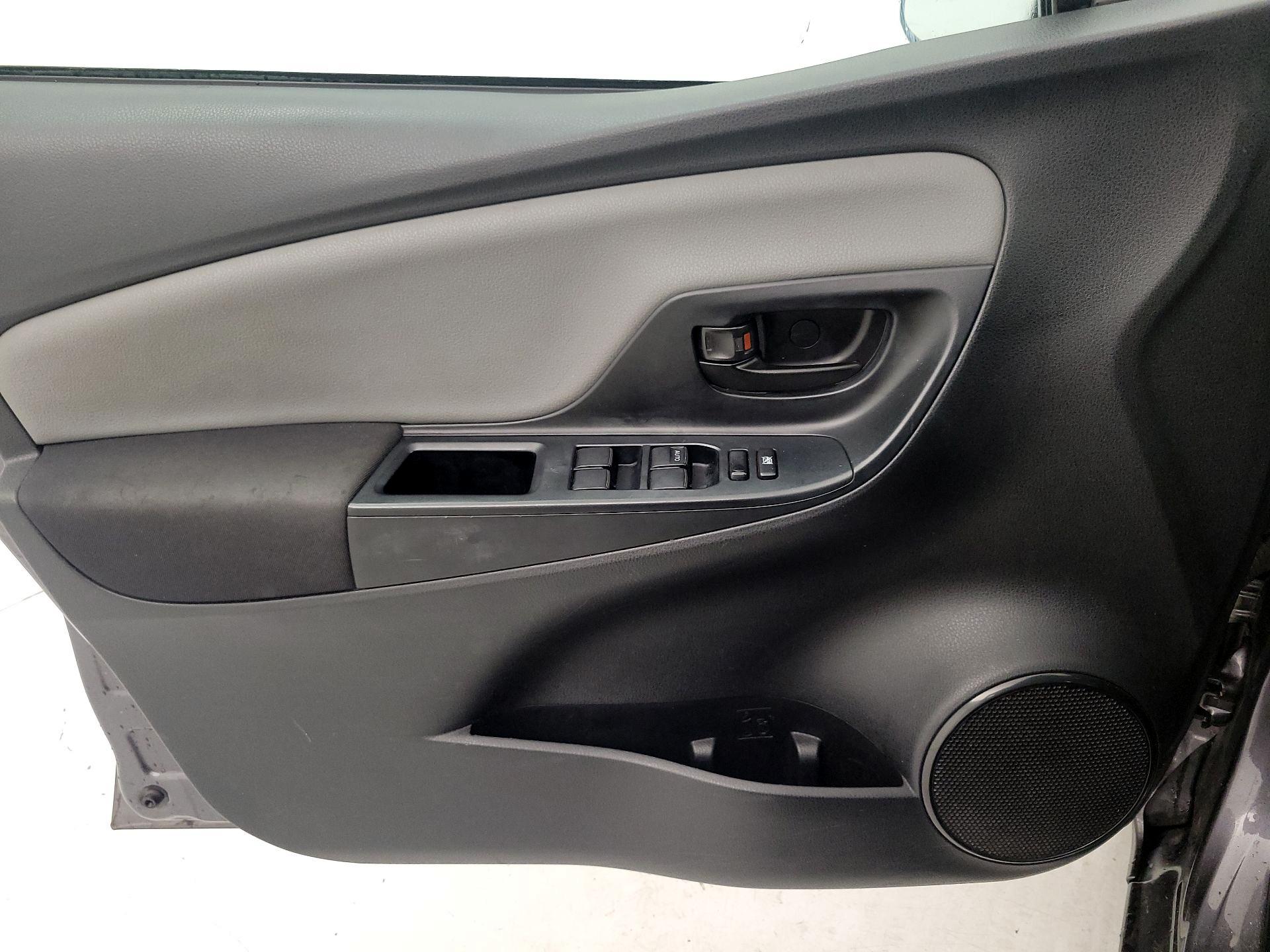 Thumbnail: 2015 Toyota Yaris - 12