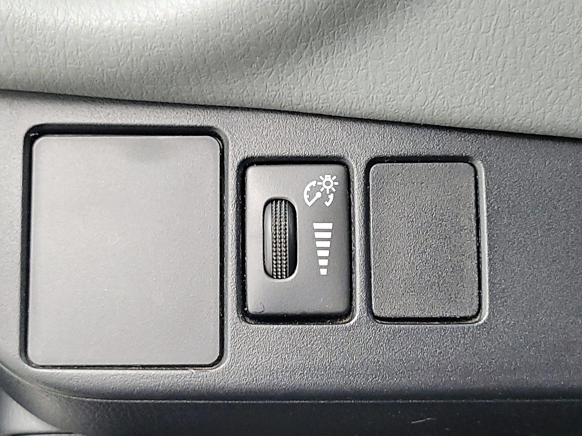 Thumbnail: 2015 Toyota Yaris - 13