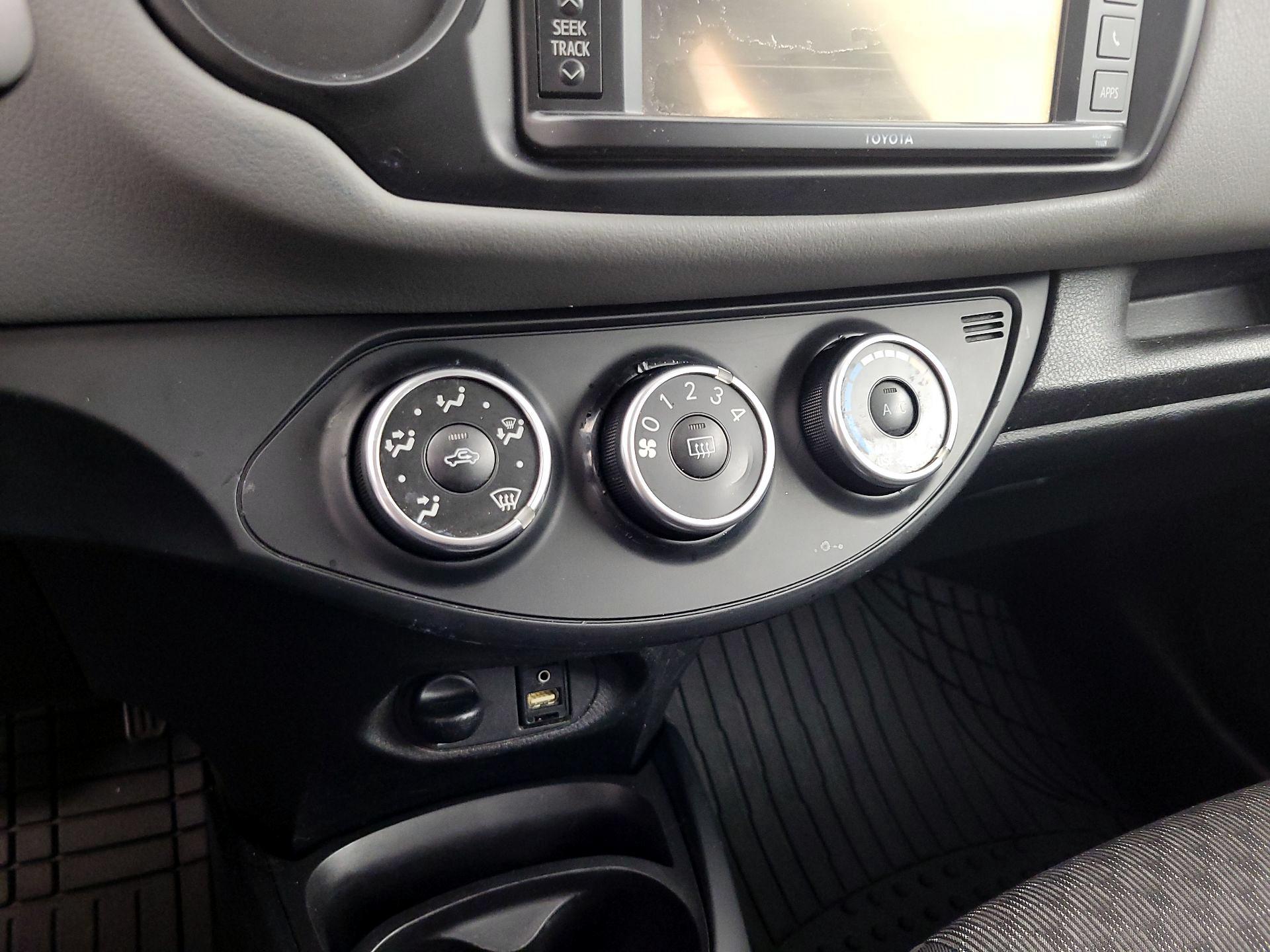 Thumbnail: 2015 Toyota Yaris - 15