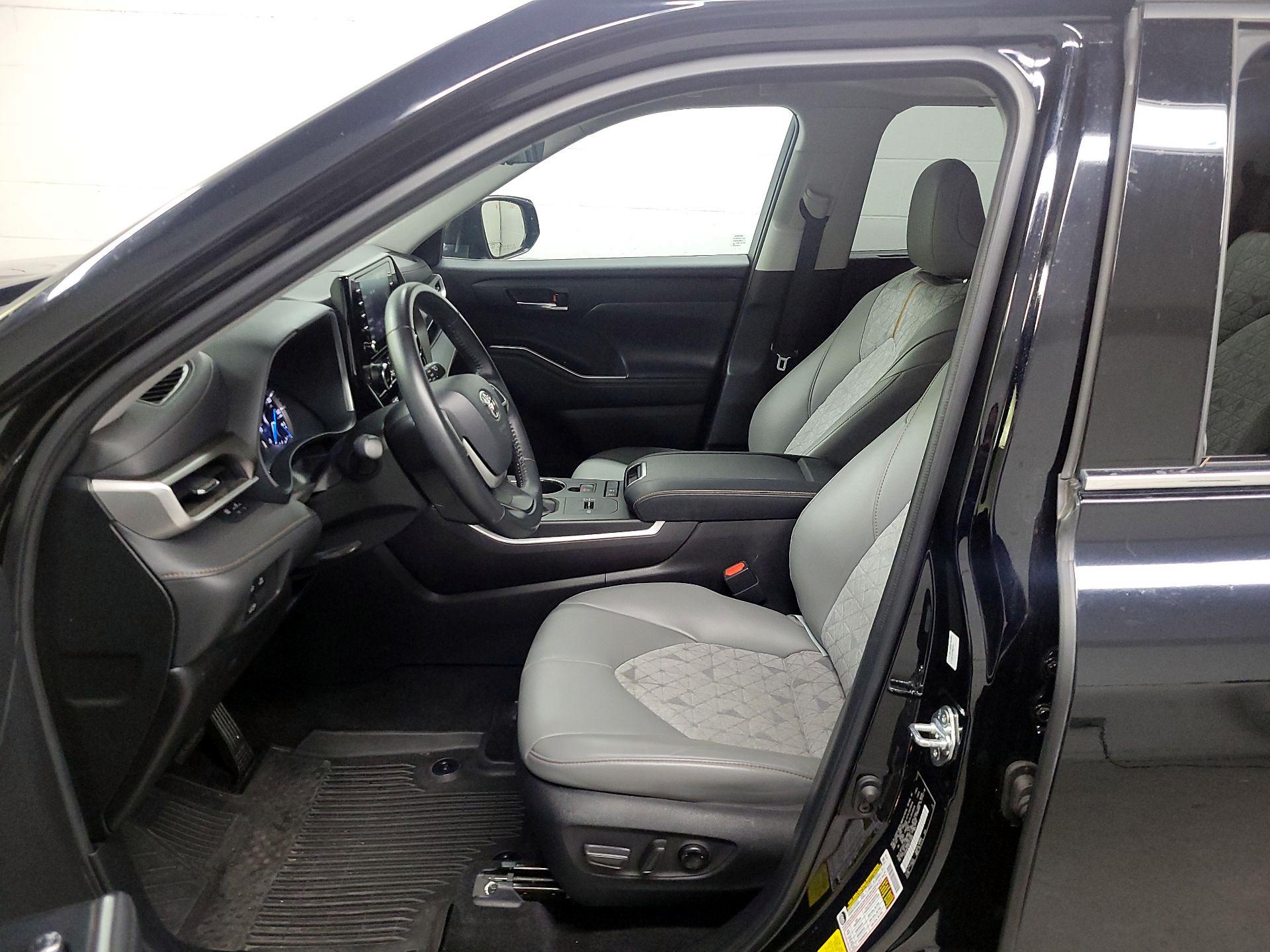 Thumbnail: 2022 Toyota Highlander - 11