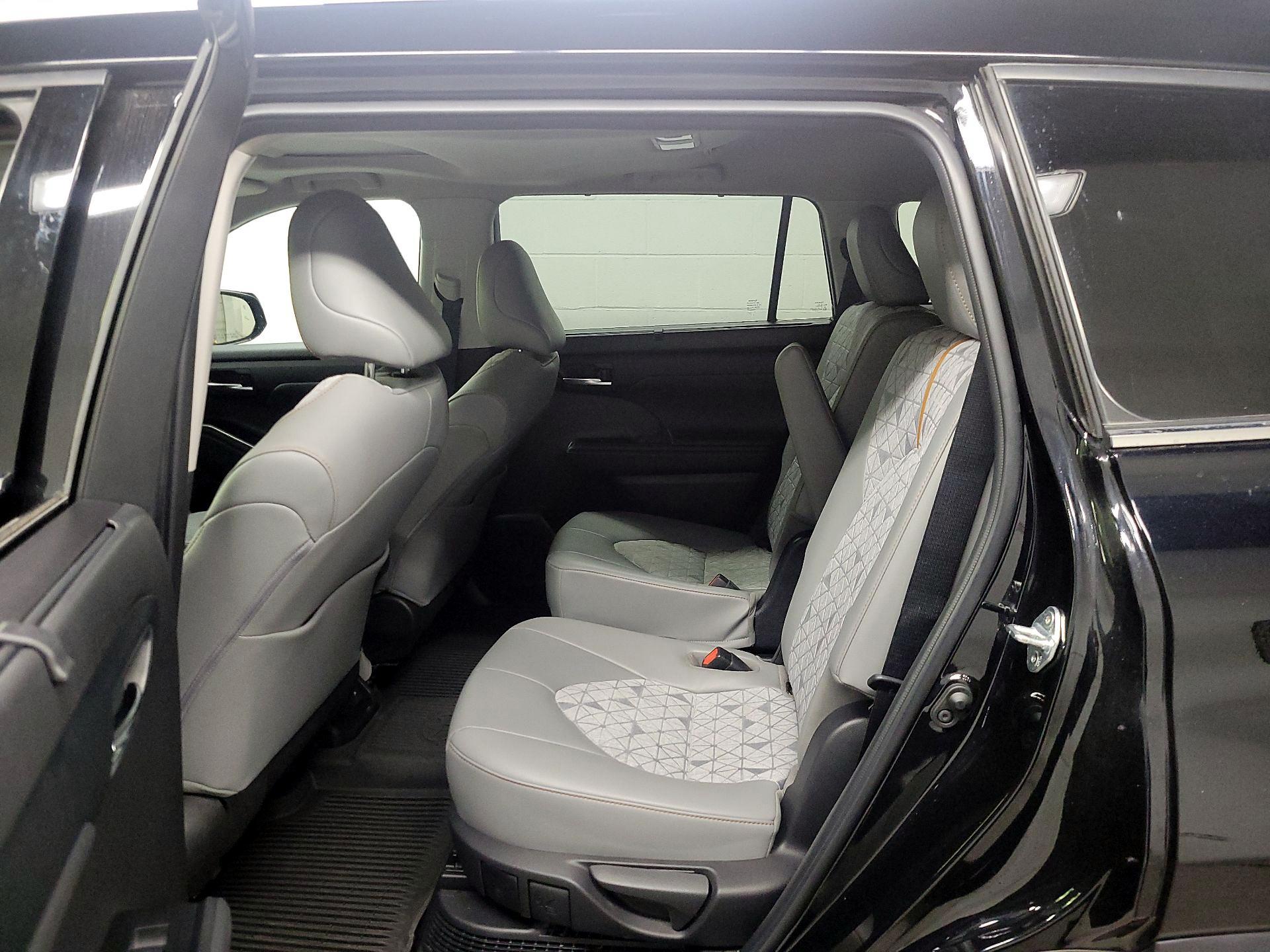 Thumbnail: 2022 Toyota Highlander - 19