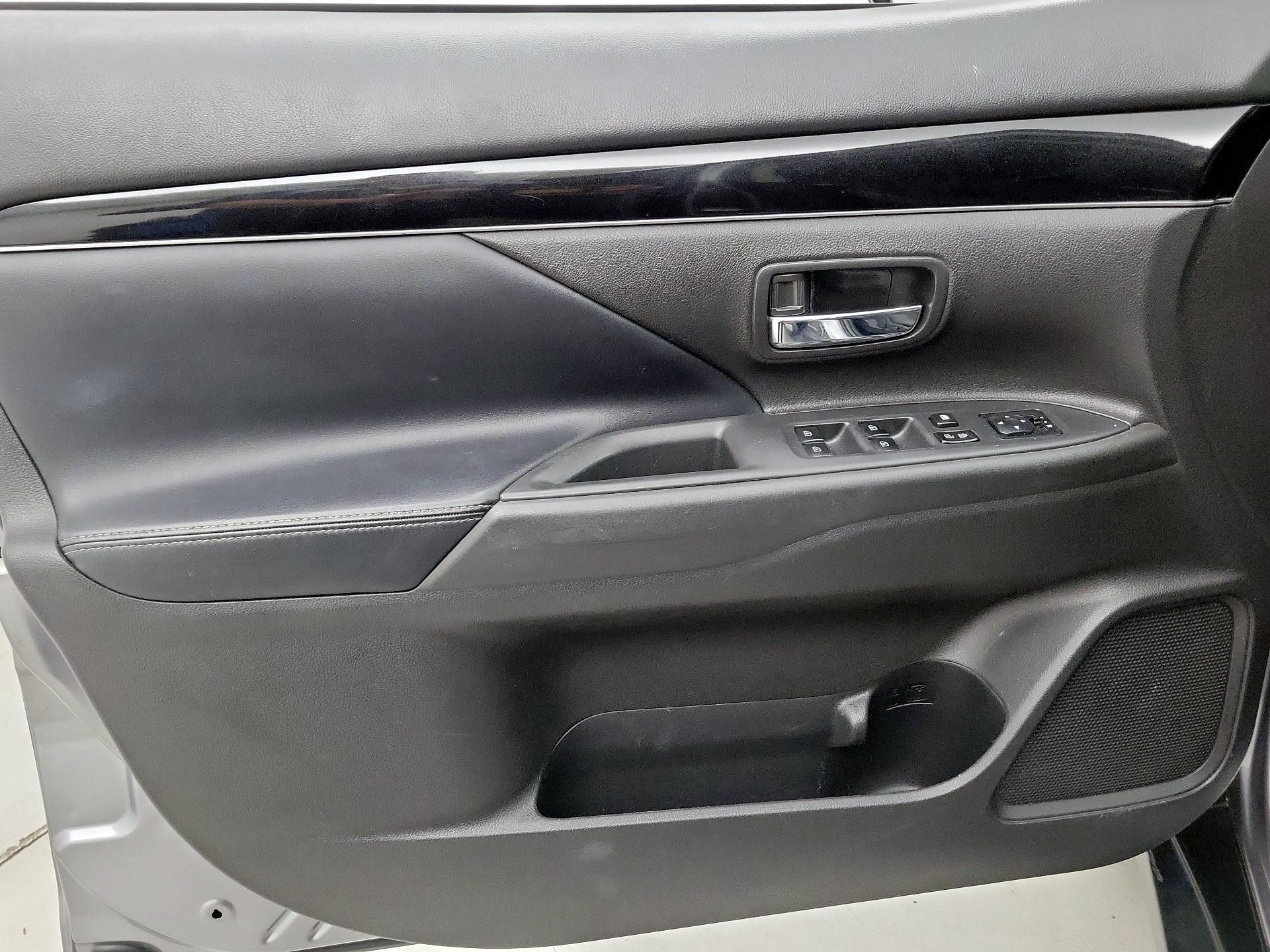 Thumbnail: 2019 Mitsubishi Outlander - 12