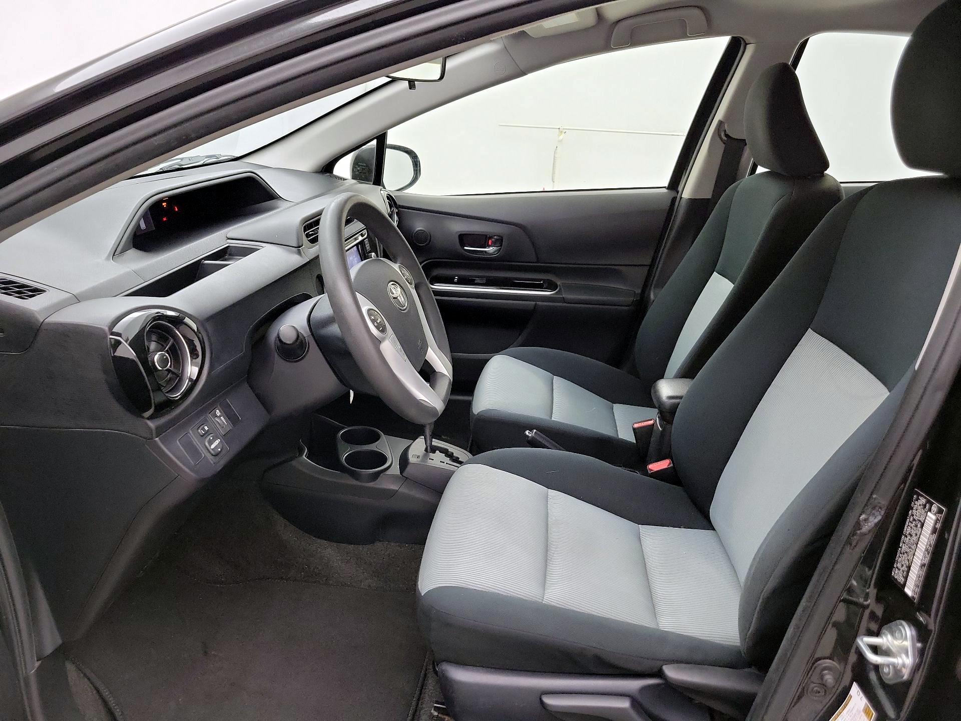 Thumbnail: 2015 Toyota Prius c - 11