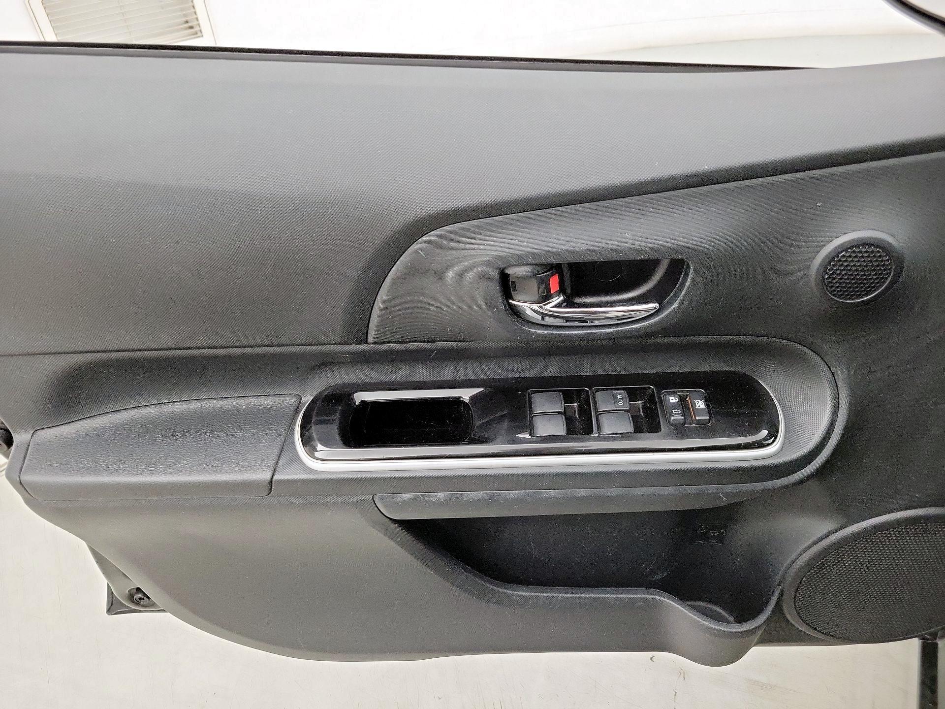 Thumbnail: 2015 Toyota Prius c - 12