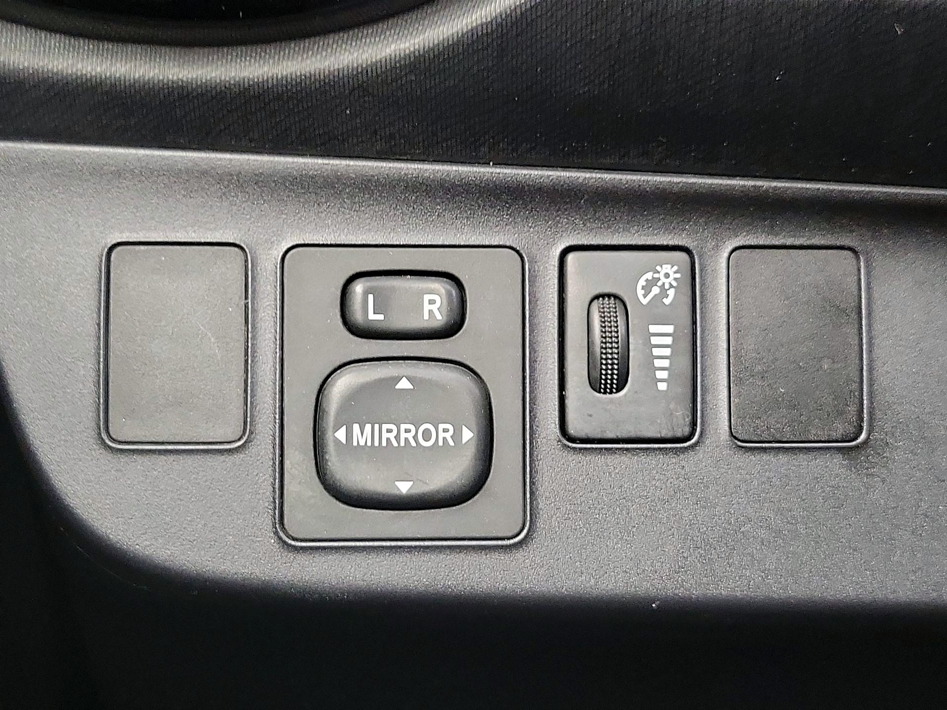 Thumbnail: 2015 Toyota Prius c - 13