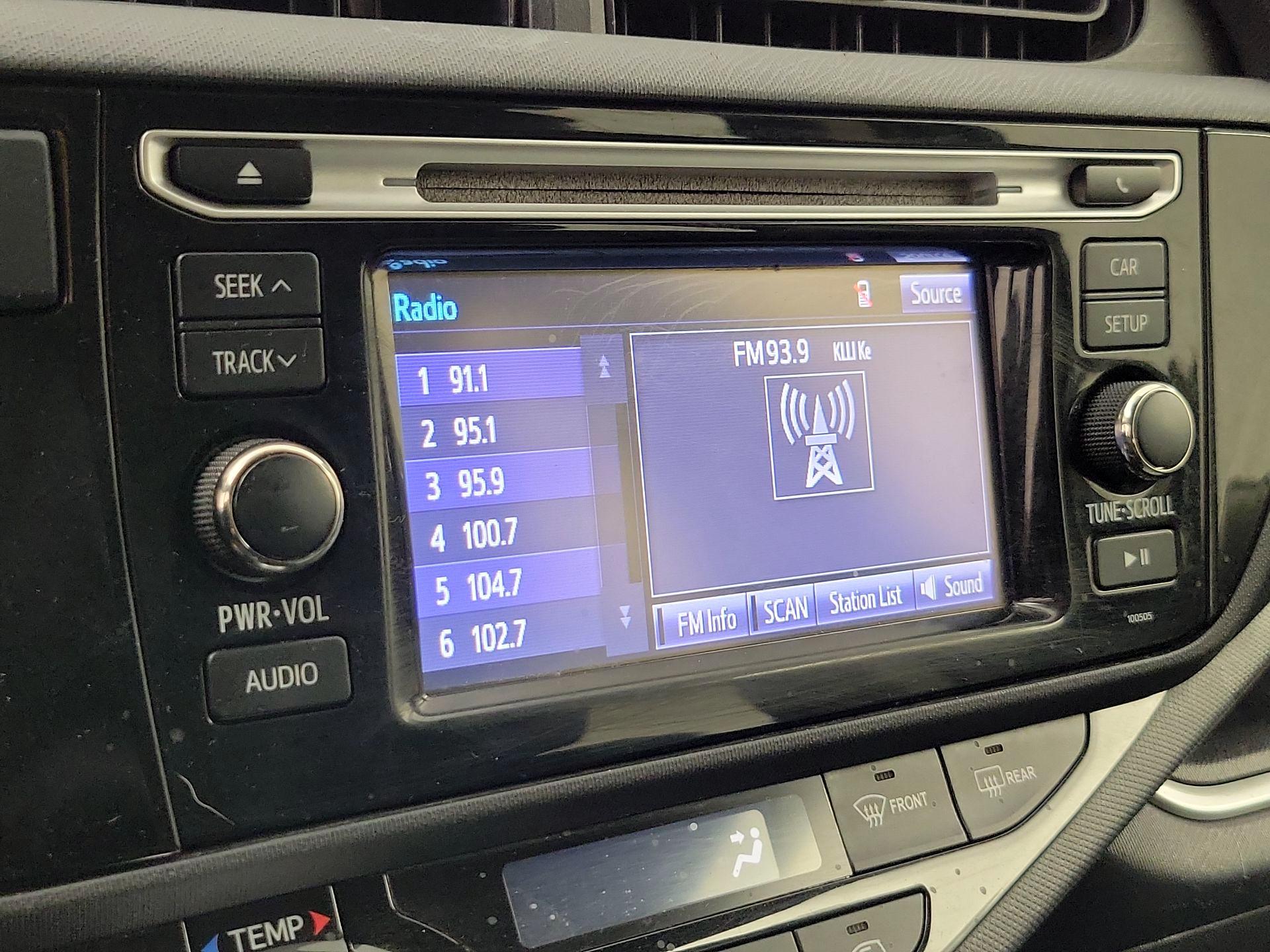 Thumbnail: 2015 Toyota Prius c - 14