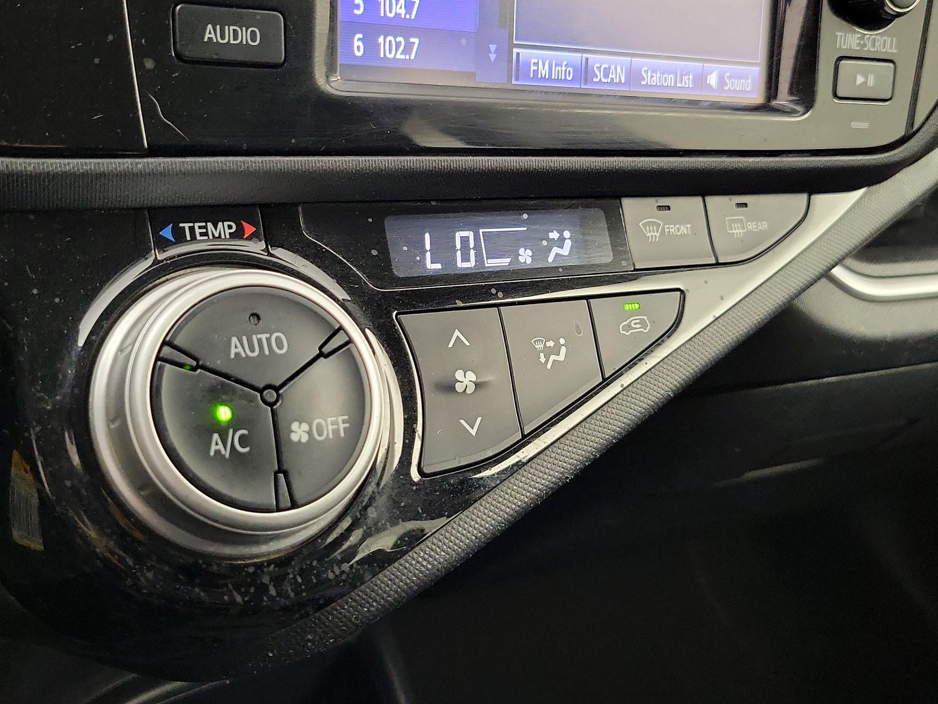 Thumbnail: 2015 Toyota Prius c - 15