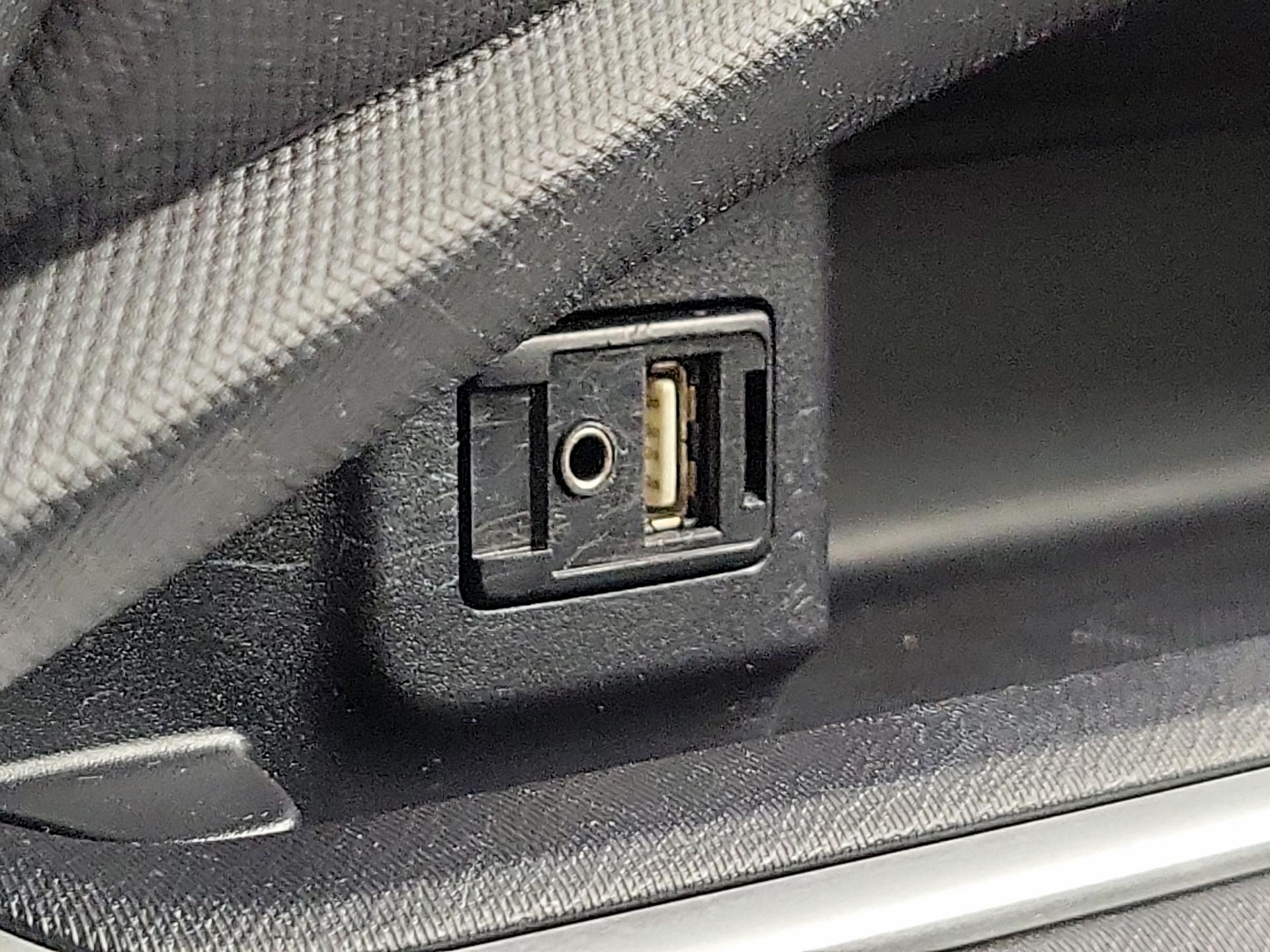 Thumbnail: 2015 Toyota Prius c - 17