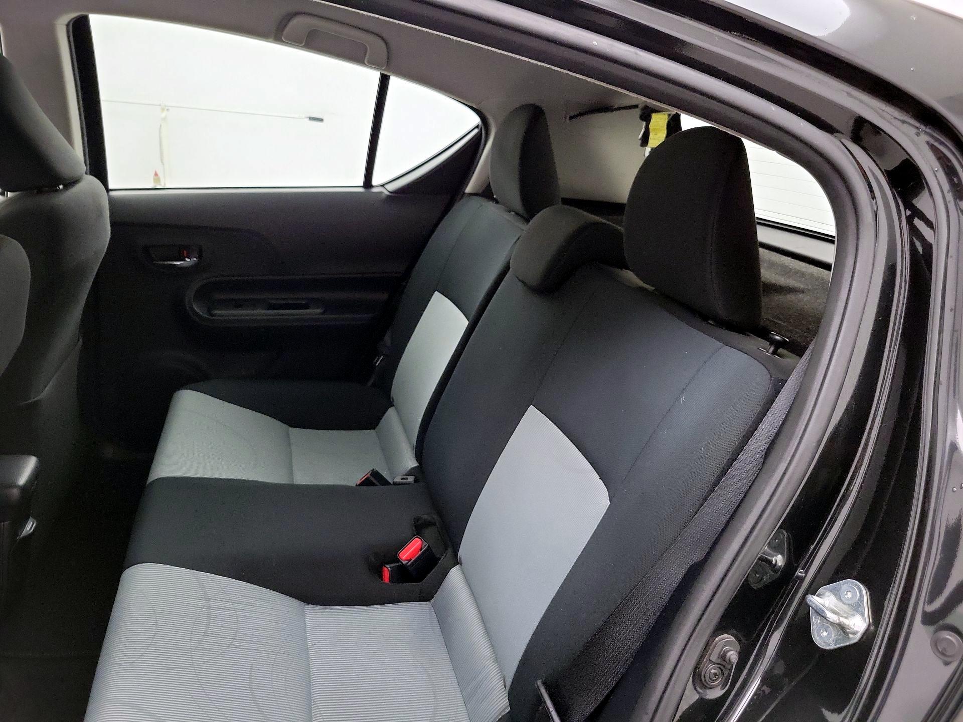 Thumbnail: 2015 Toyota Prius c - 18