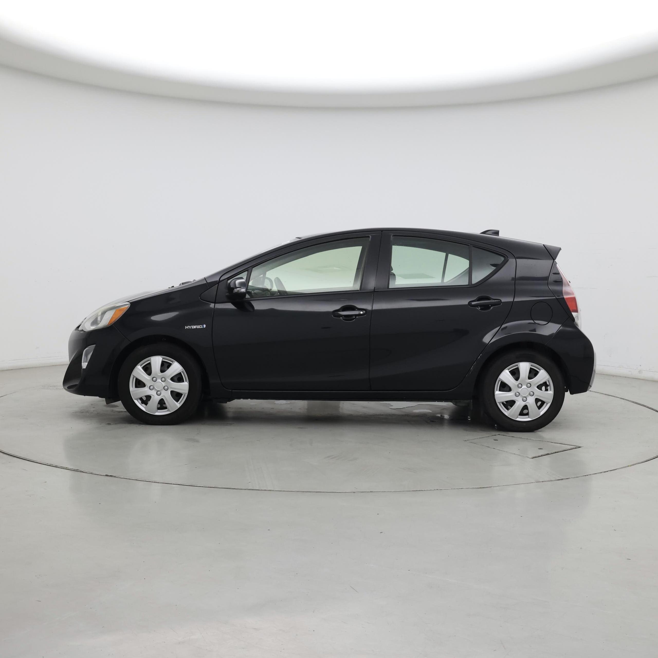 Thumbnail: 2015 Toyota Prius c - 3