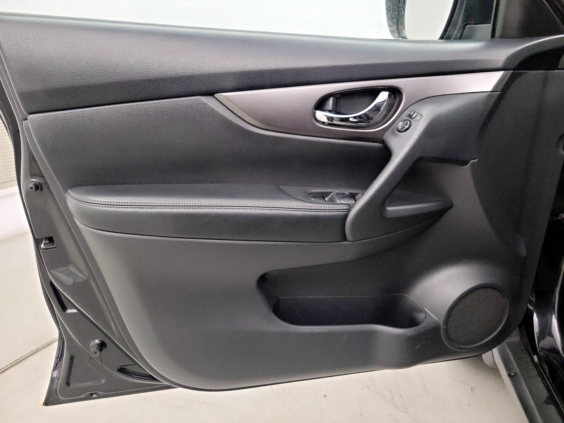 Thumbnail: 2016 Nissan Rogue - 12