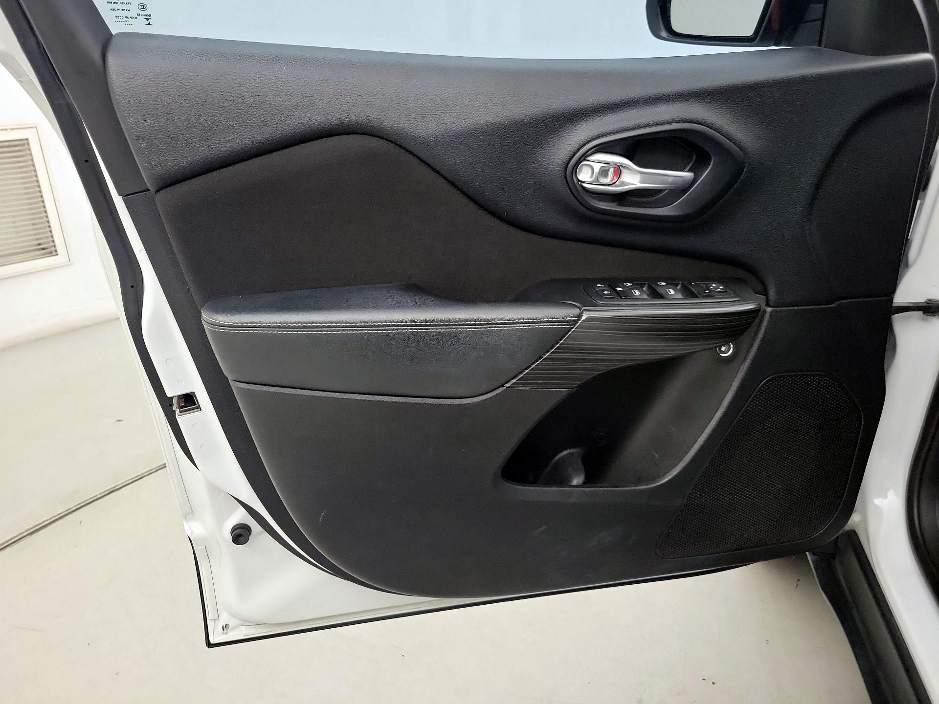 Thumbnail: 2015 Jeep Cherokee - 12