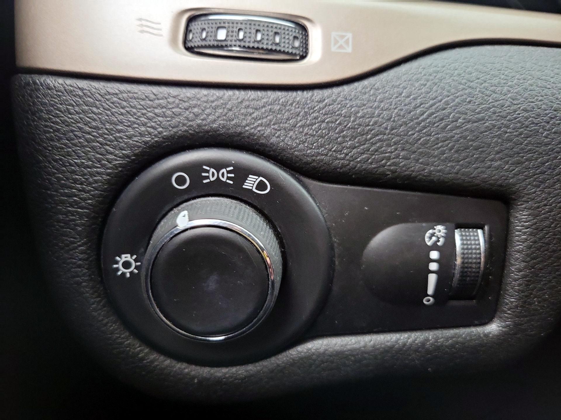 Thumbnail: 2015 Jeep Cherokee - 13