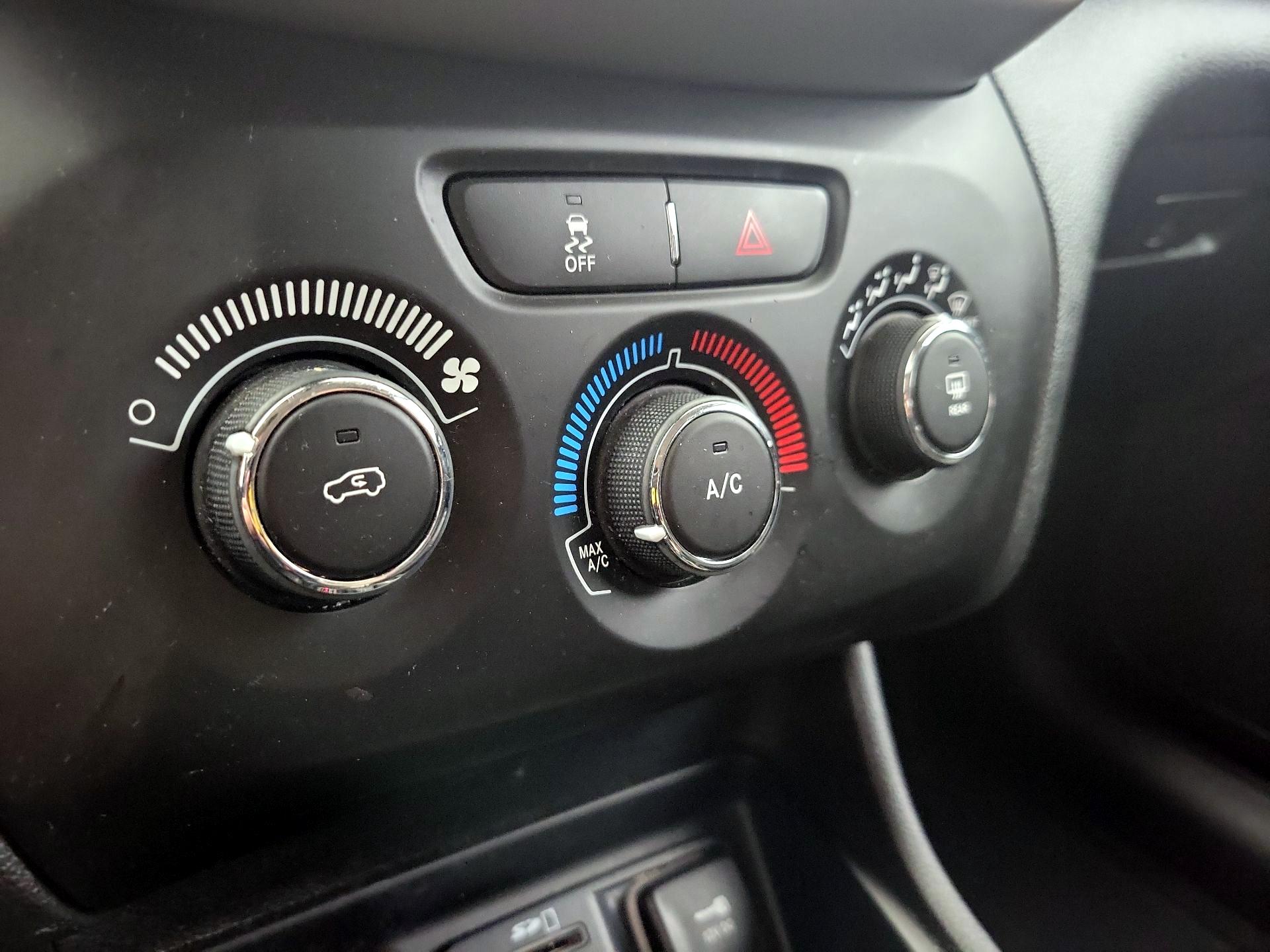 Thumbnail: 2015 Jeep Cherokee - 16