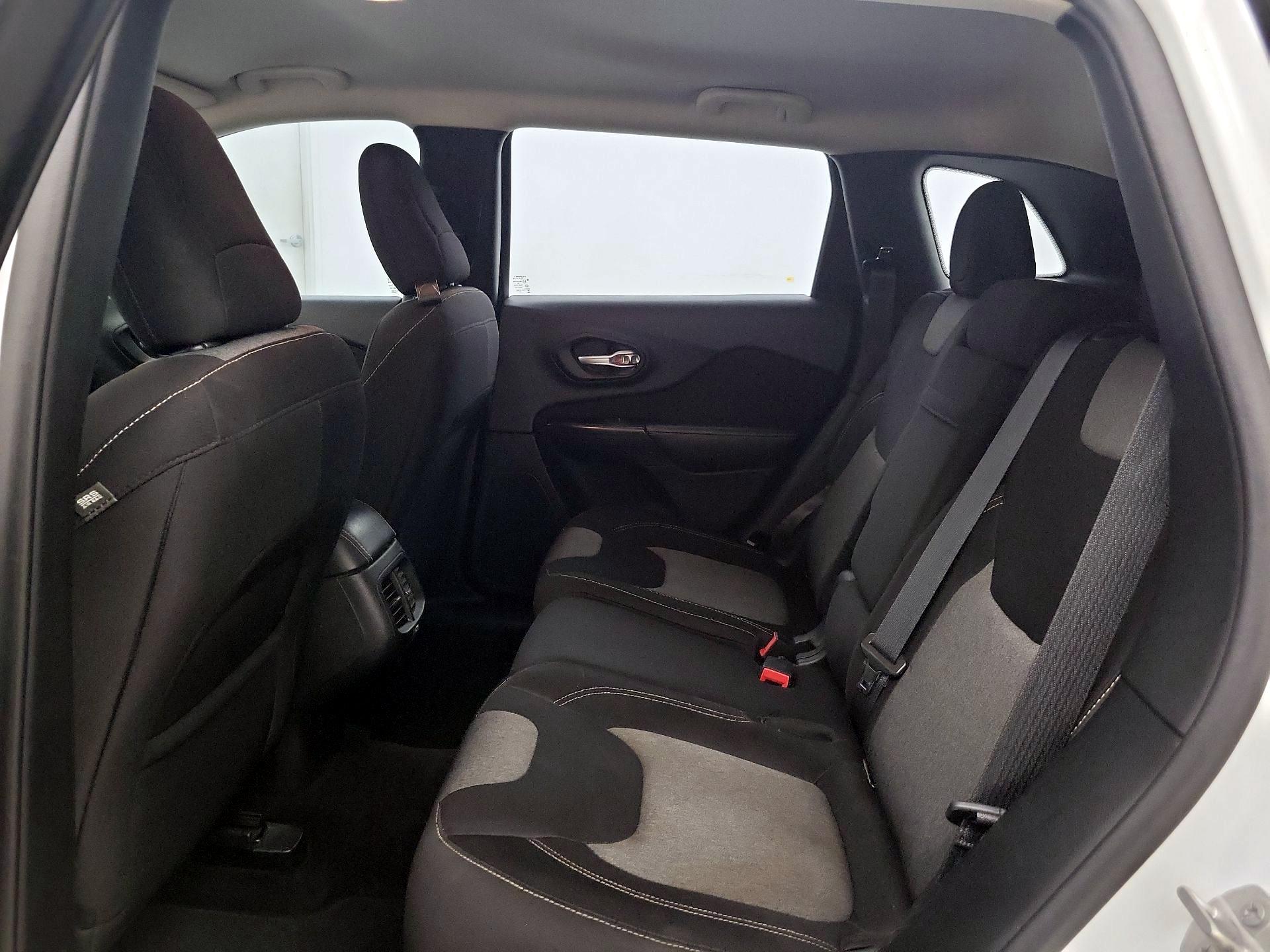 Thumbnail: 2015 Jeep Cherokee - 19