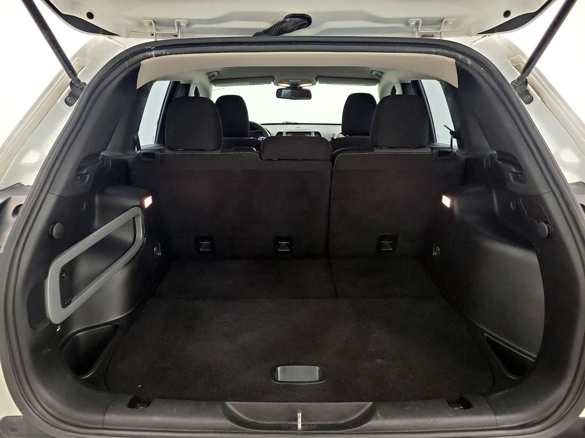 Thumbnail: 2015 Jeep Cherokee - 20