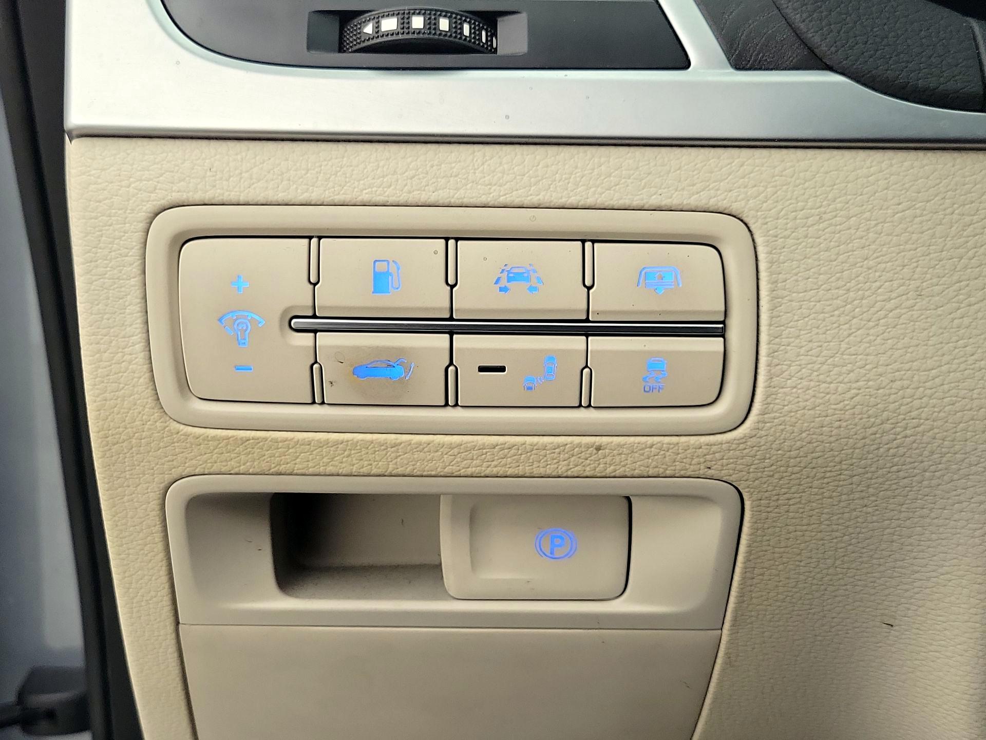 Thumbnail: 2015 Hyundai Genesis - 13