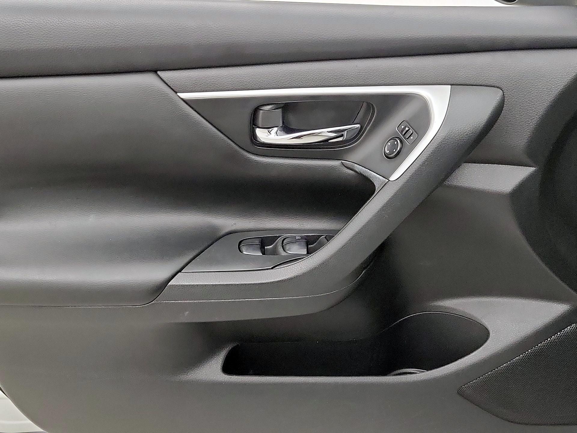 Thumbnail: 2016 Nissan Altima - 12