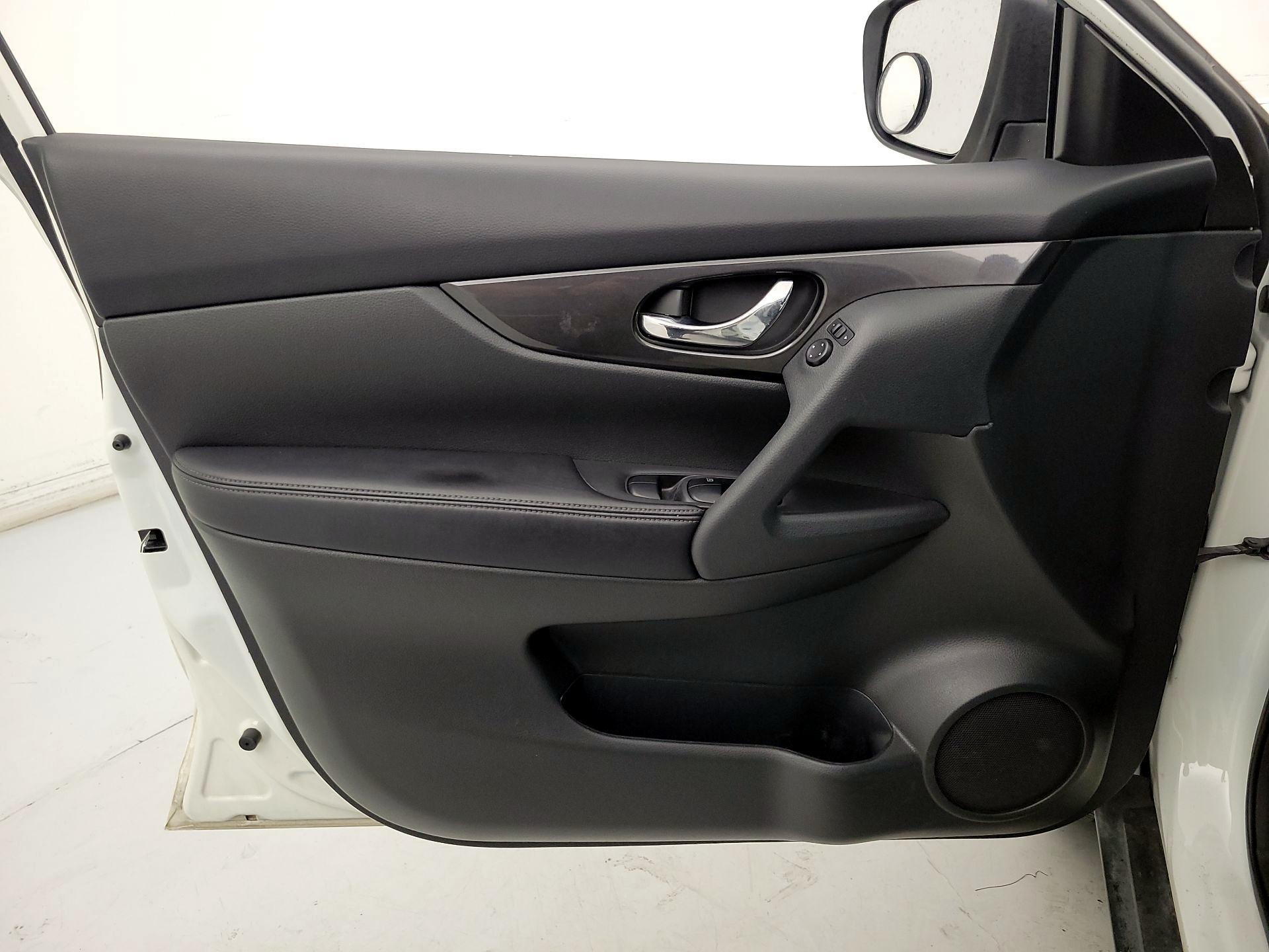 Thumbnail: 2017 Nissan Rogue - 12