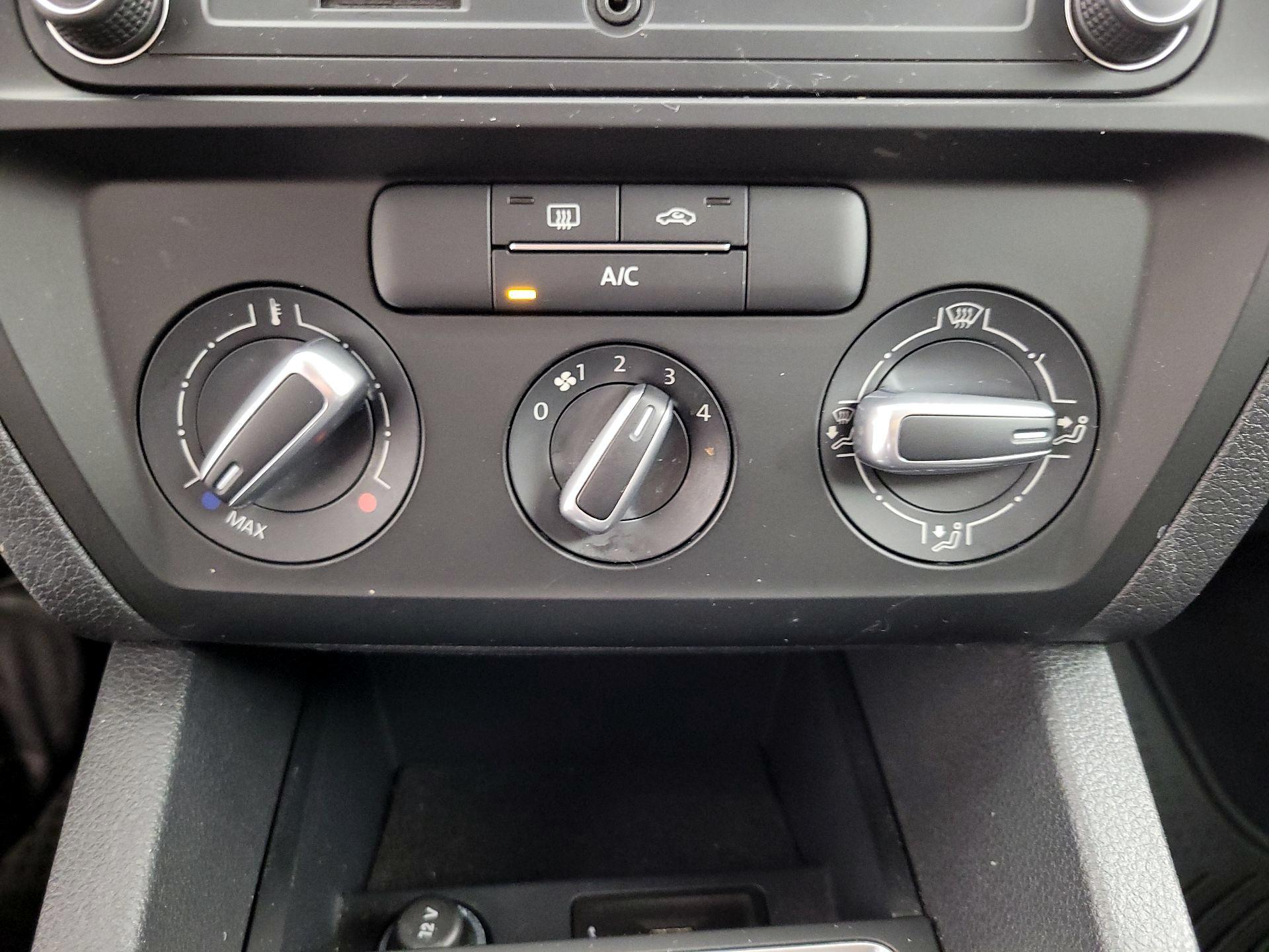 Thumbnail: 2017 Volkswagen Jetta - 16