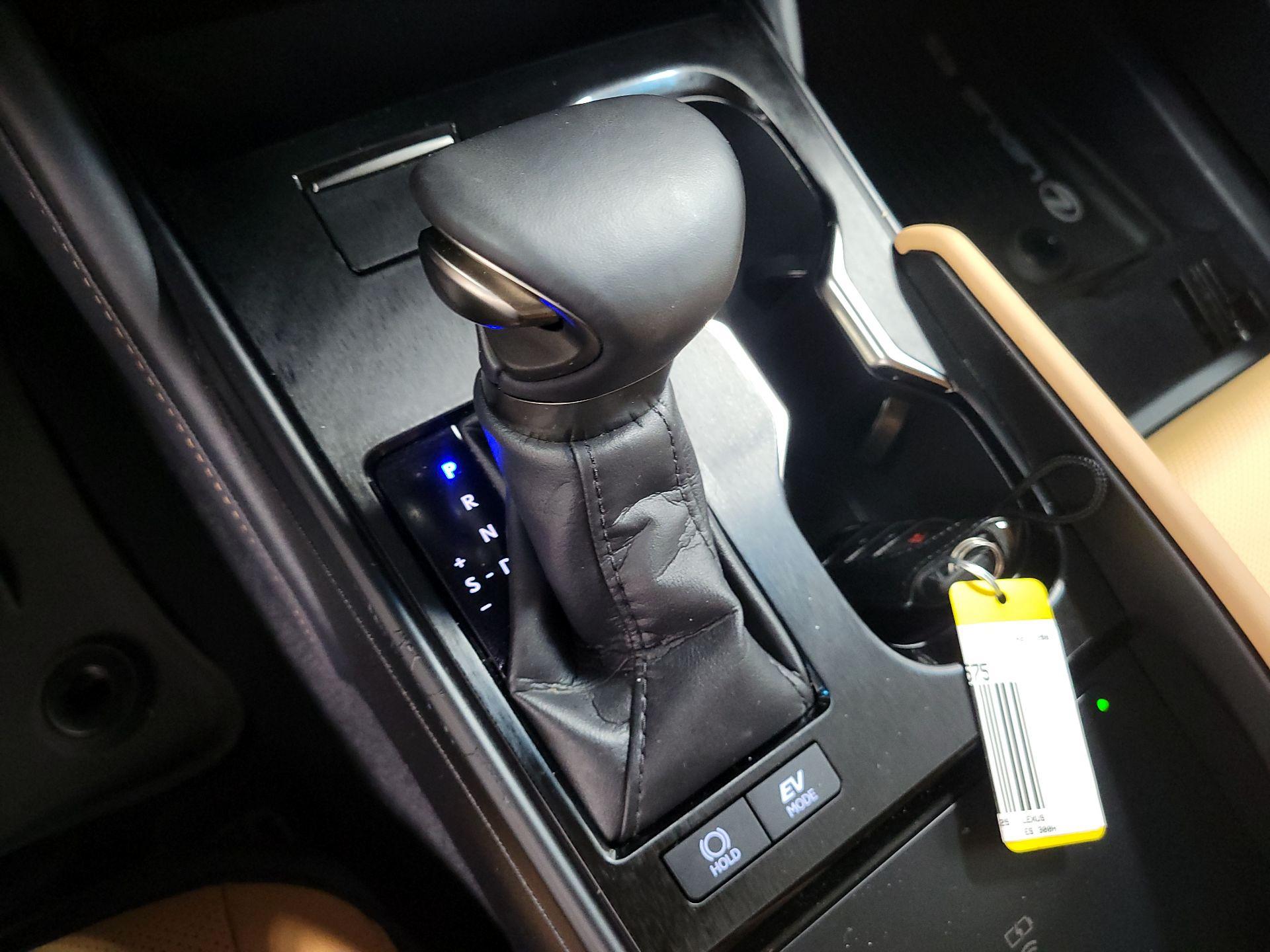 Thumbnail: 2025 Lexus ES - 16