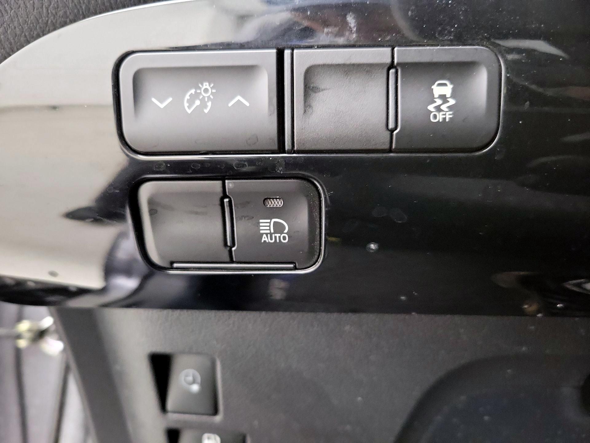 Thumbnail: 2020 Toyota Prius Prime - 13