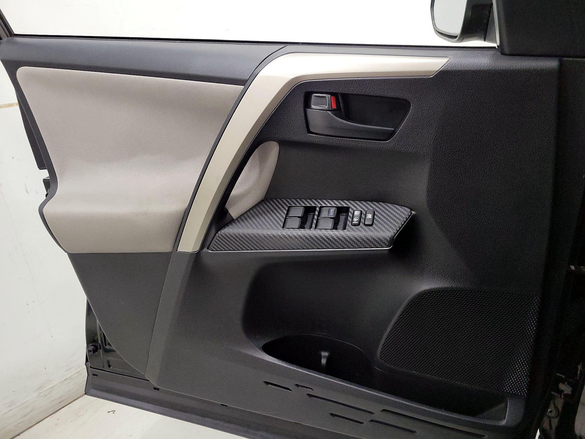 Thumbnail: 2015 Toyota RAV4 - 12