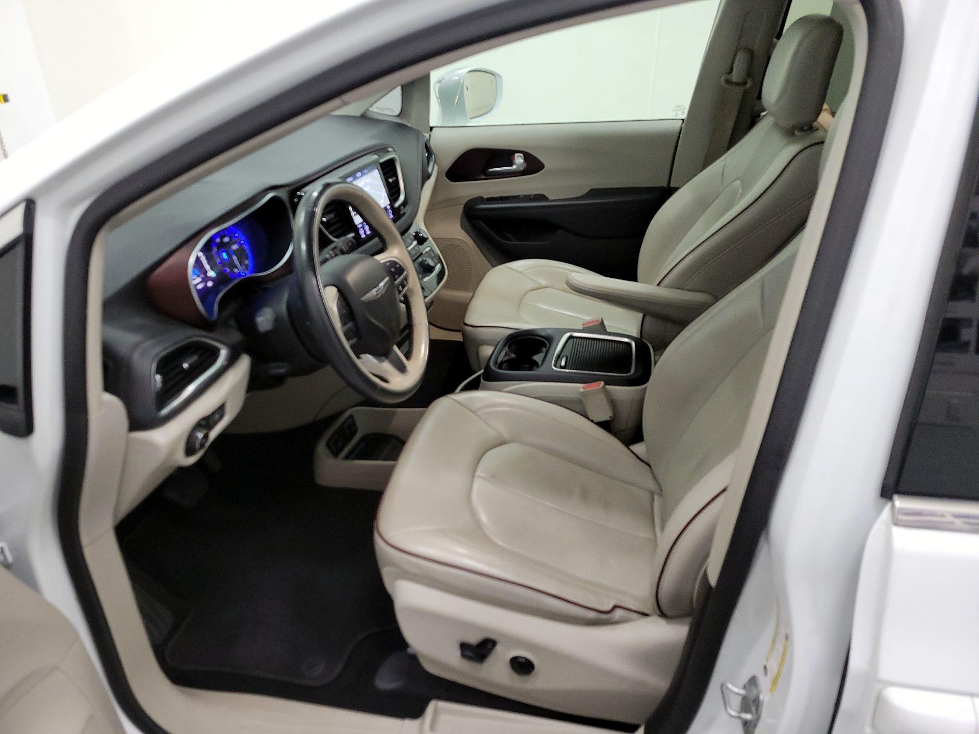 Thumbnail: 2018 Chrysler Pacifica - 11