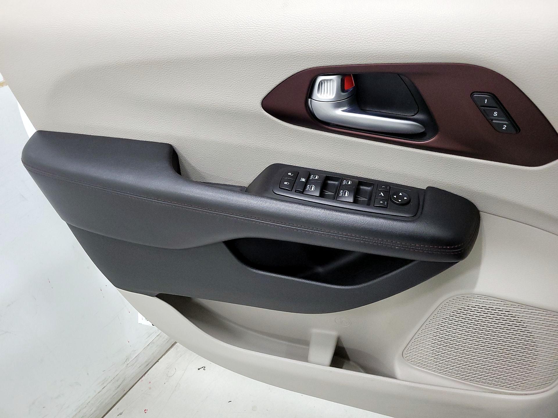 Thumbnail: 2018 Chrysler Pacifica - 12