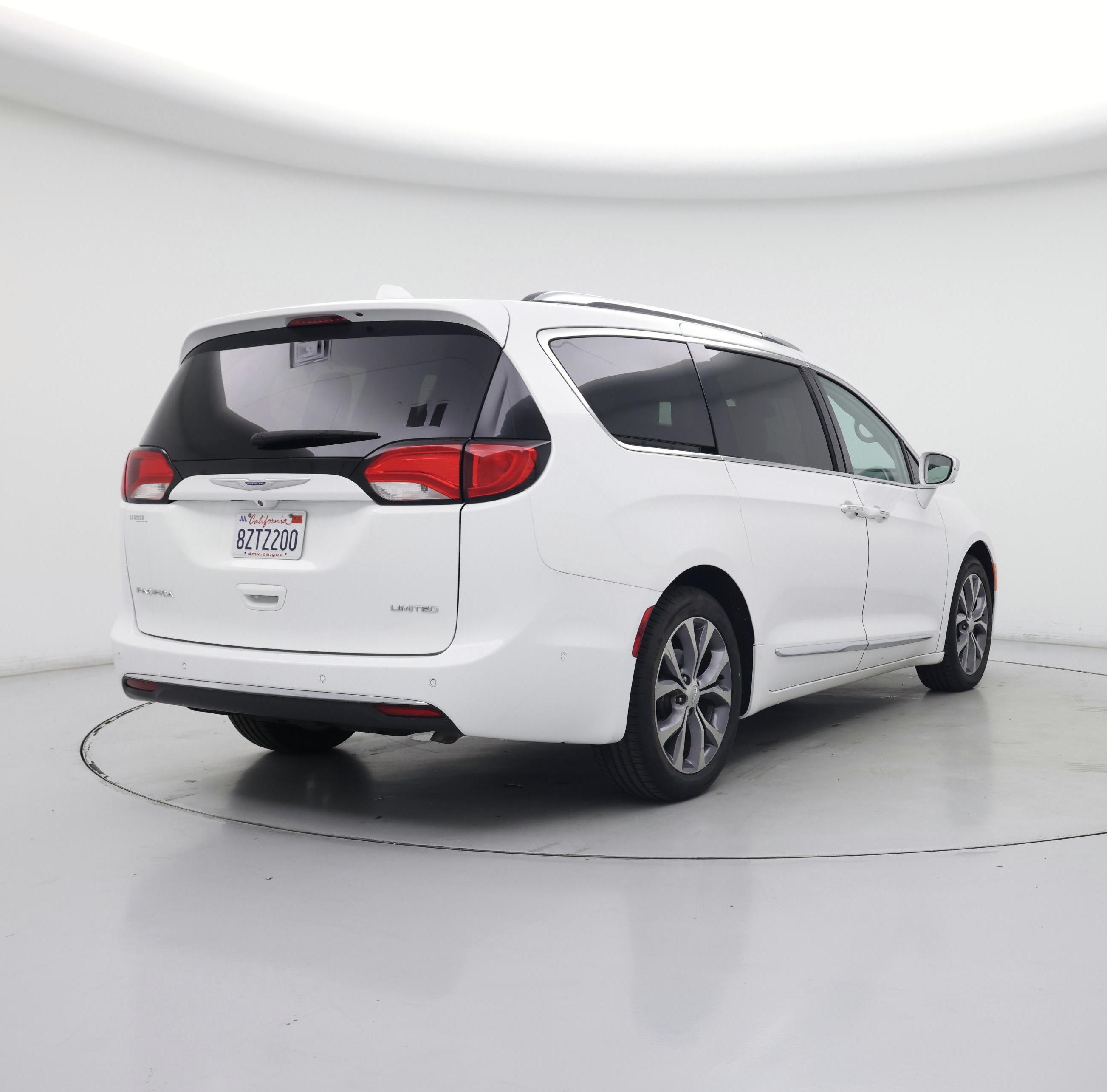 Thumbnail: 2018 Chrysler Pacifica - 8